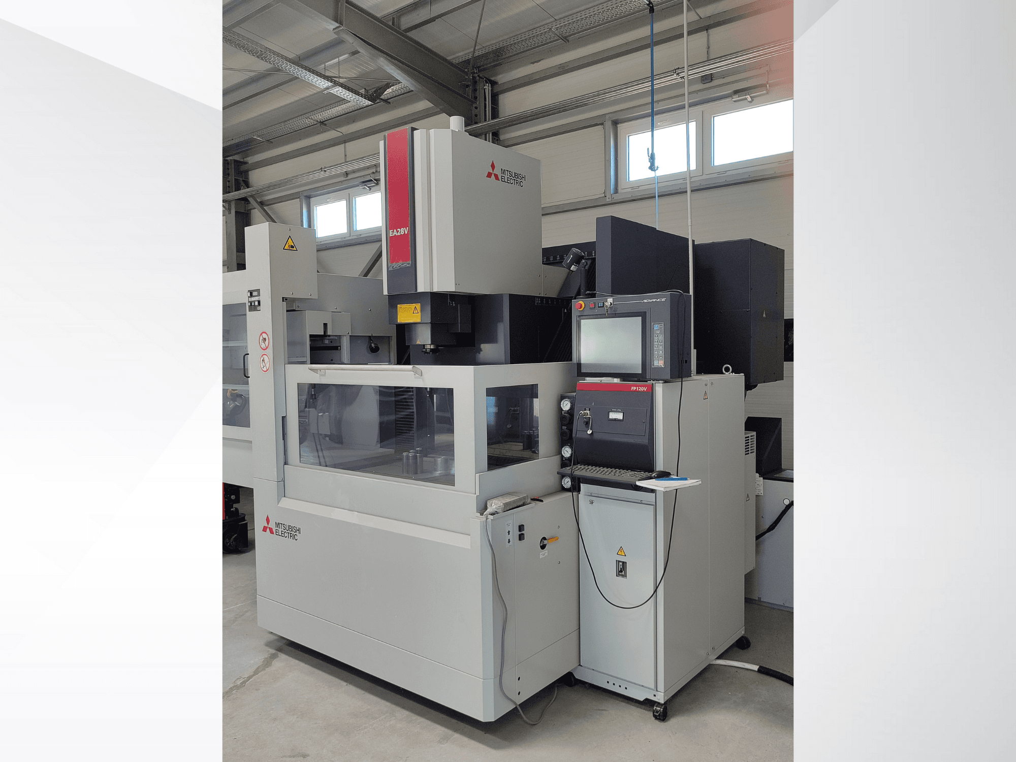 Elektrodrążarka drutowa Mitsubishi Electric EA32V w widoku z boku, z panelem sterowania i widocznym obszarem roboczym przez szybę.