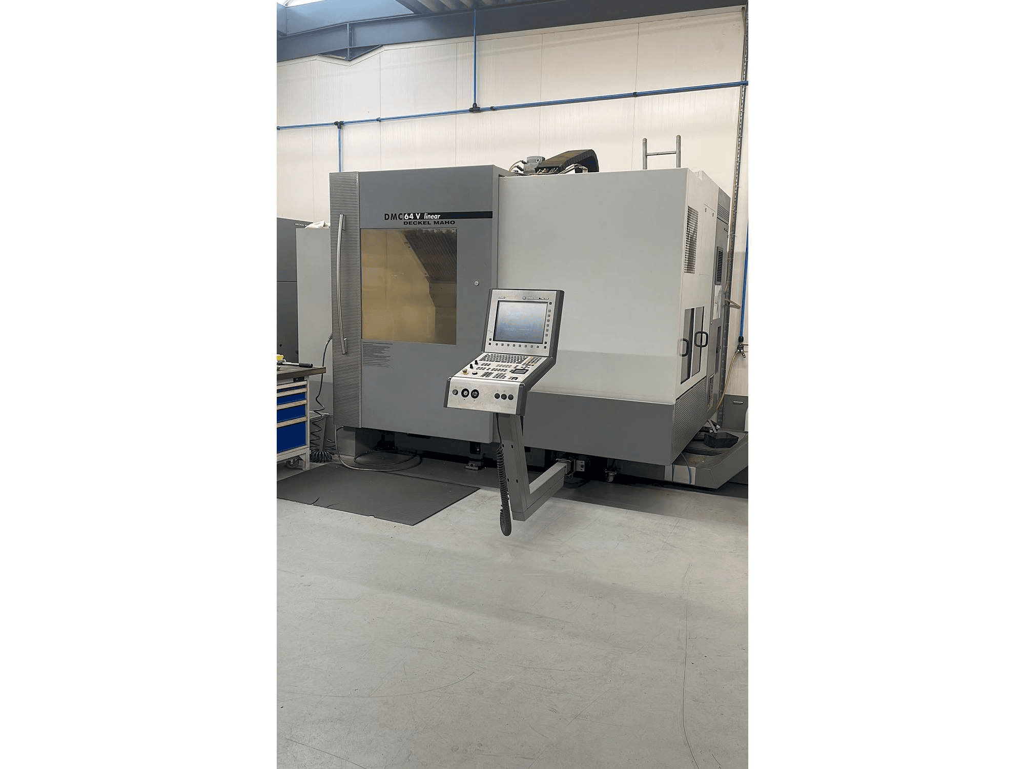 Widok z przodu maszyny DECKEL MAHO DMC 64V linear