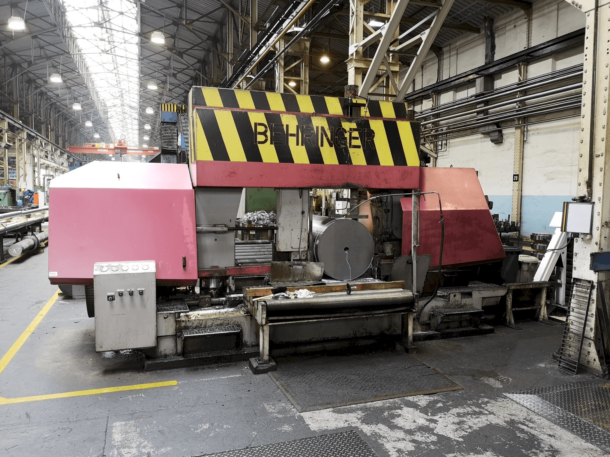 Widok z przodu maszyny Behringer HBP1080/1700 A/CNC