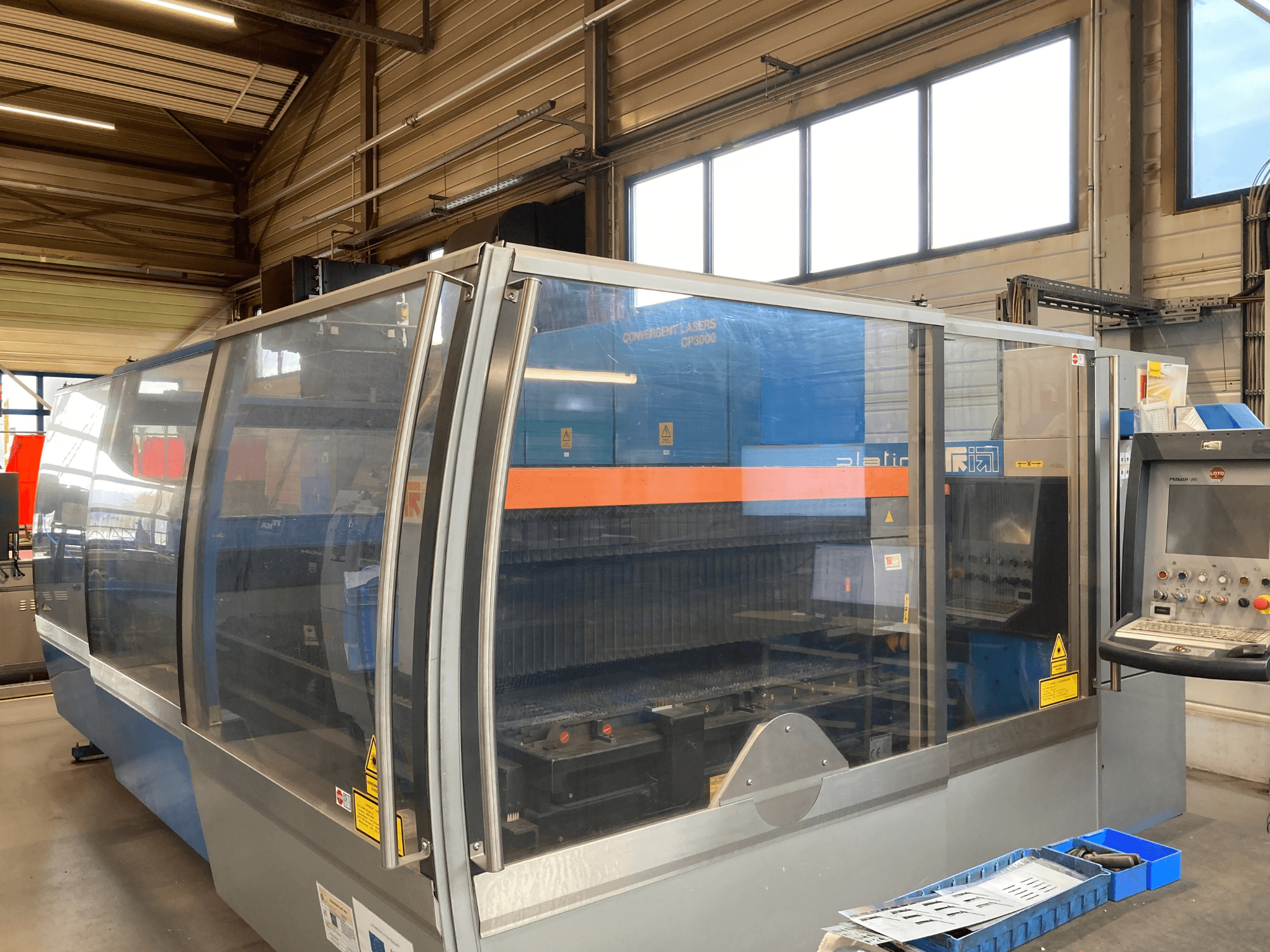 Wycinarka laserowa CO2 Prima Industrie Platino 1530, widok z przodu, widoczny panel sterowania i zabezpieczenia.