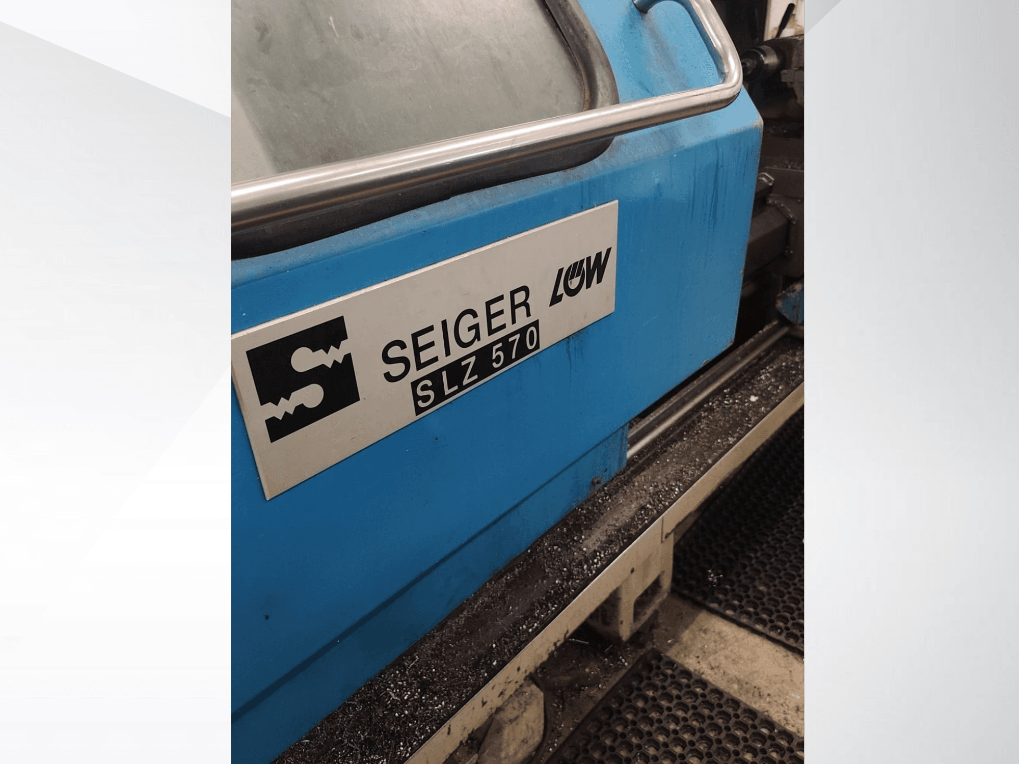 Zbliżenie z boku tokarki SEIGER SLZ570 z niebieską obudową i logo, przedstawiające elementy sterowania urządzeniem.