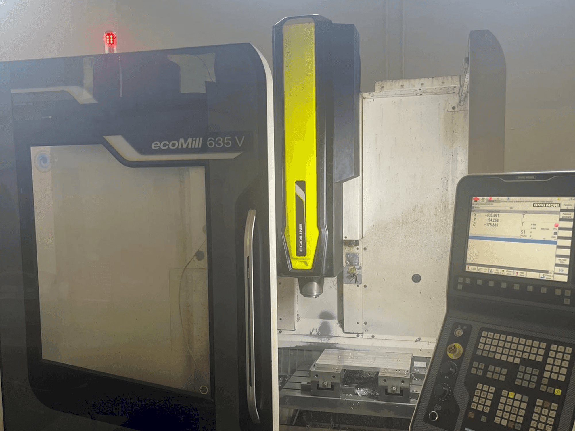 Widok z przodu maszyny DMG MORI ecoMill 635V
