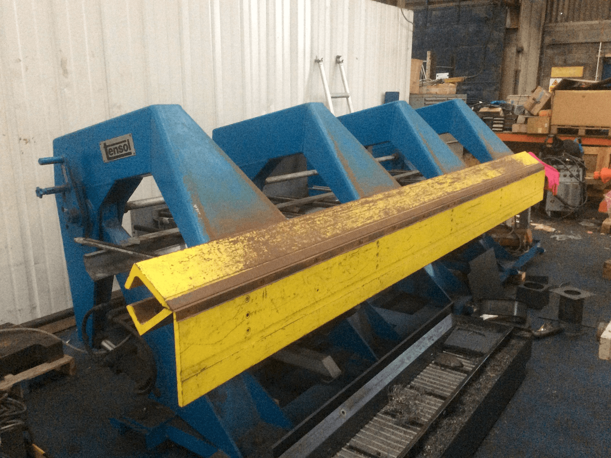 Widok z przodu maszyny Tensol P200-4