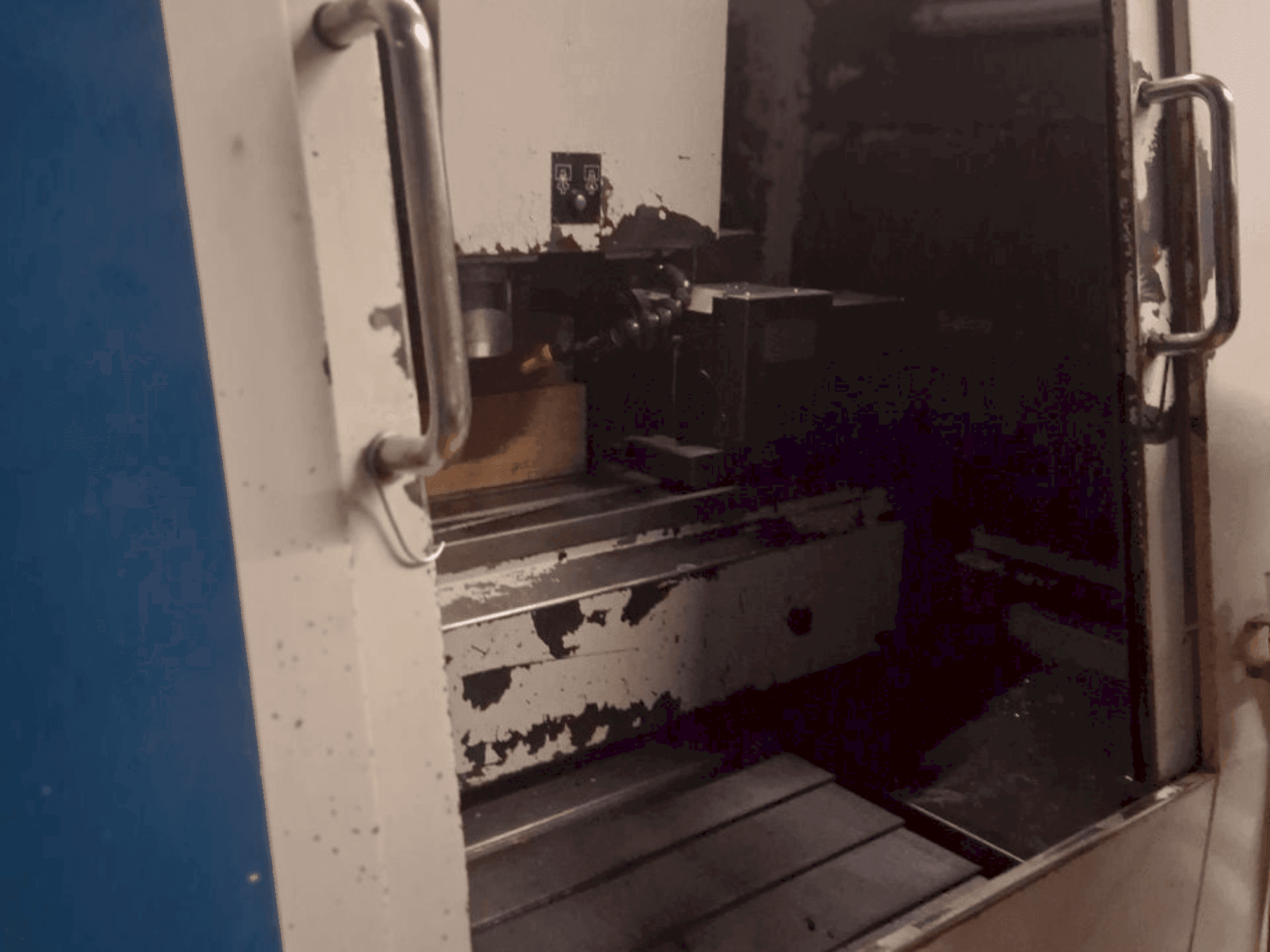 Widok z przodu maszyny Hurco BMC 30HT/M