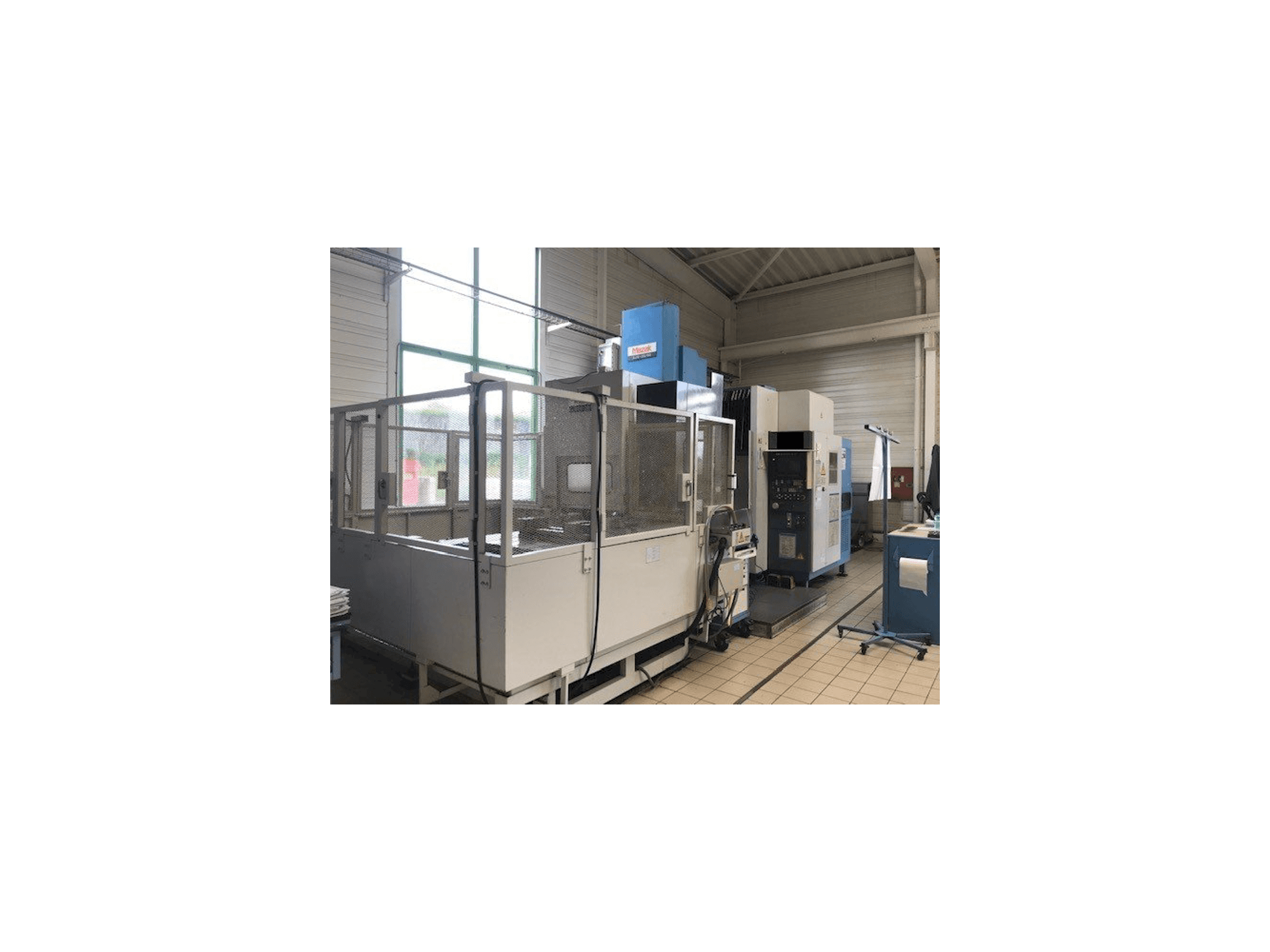 Widok z przodu maszyny Mazak AJV 65