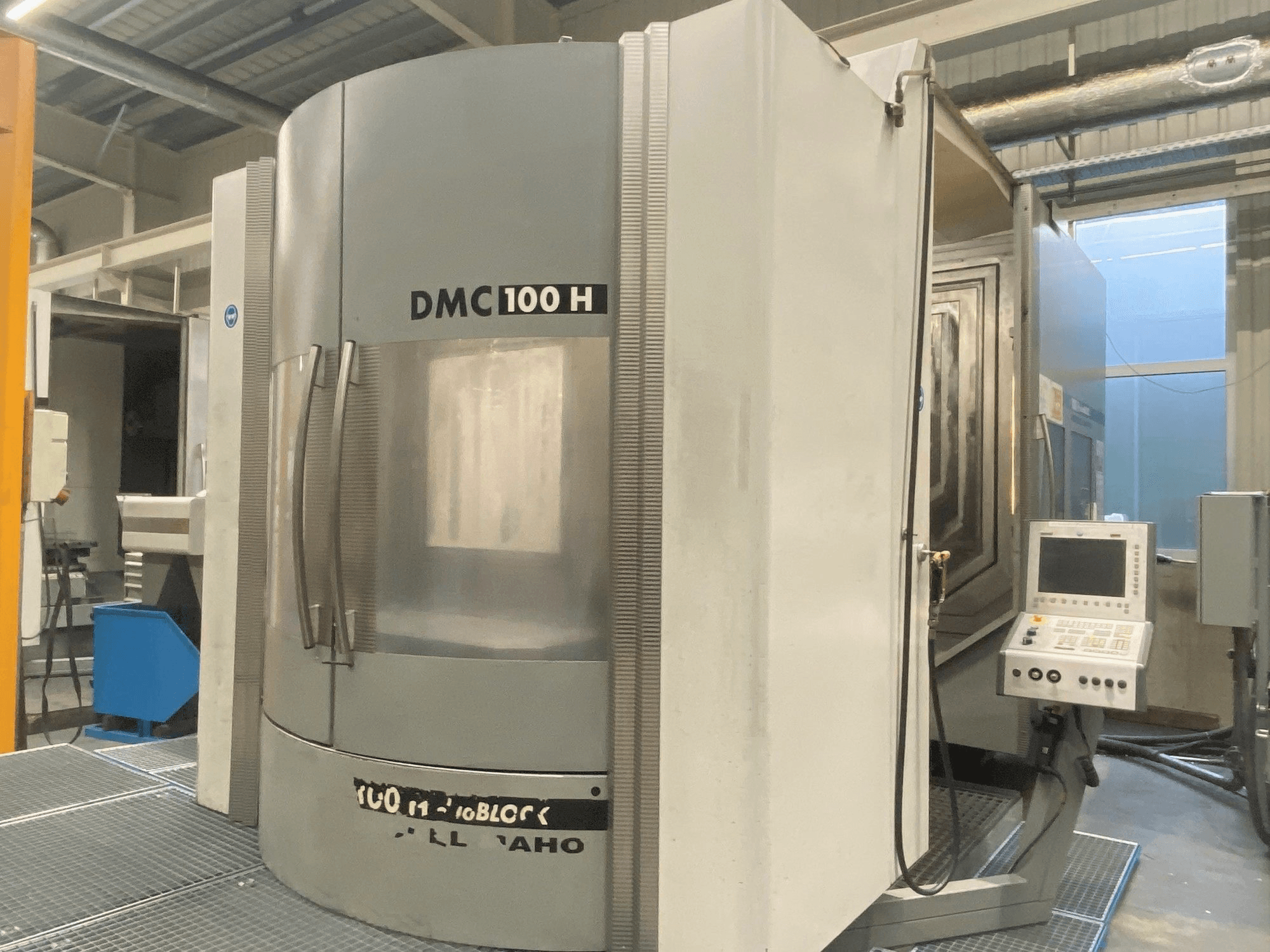 Widok z przodu maszyny DECKEL MAHO DMC 100H duoBLOCK