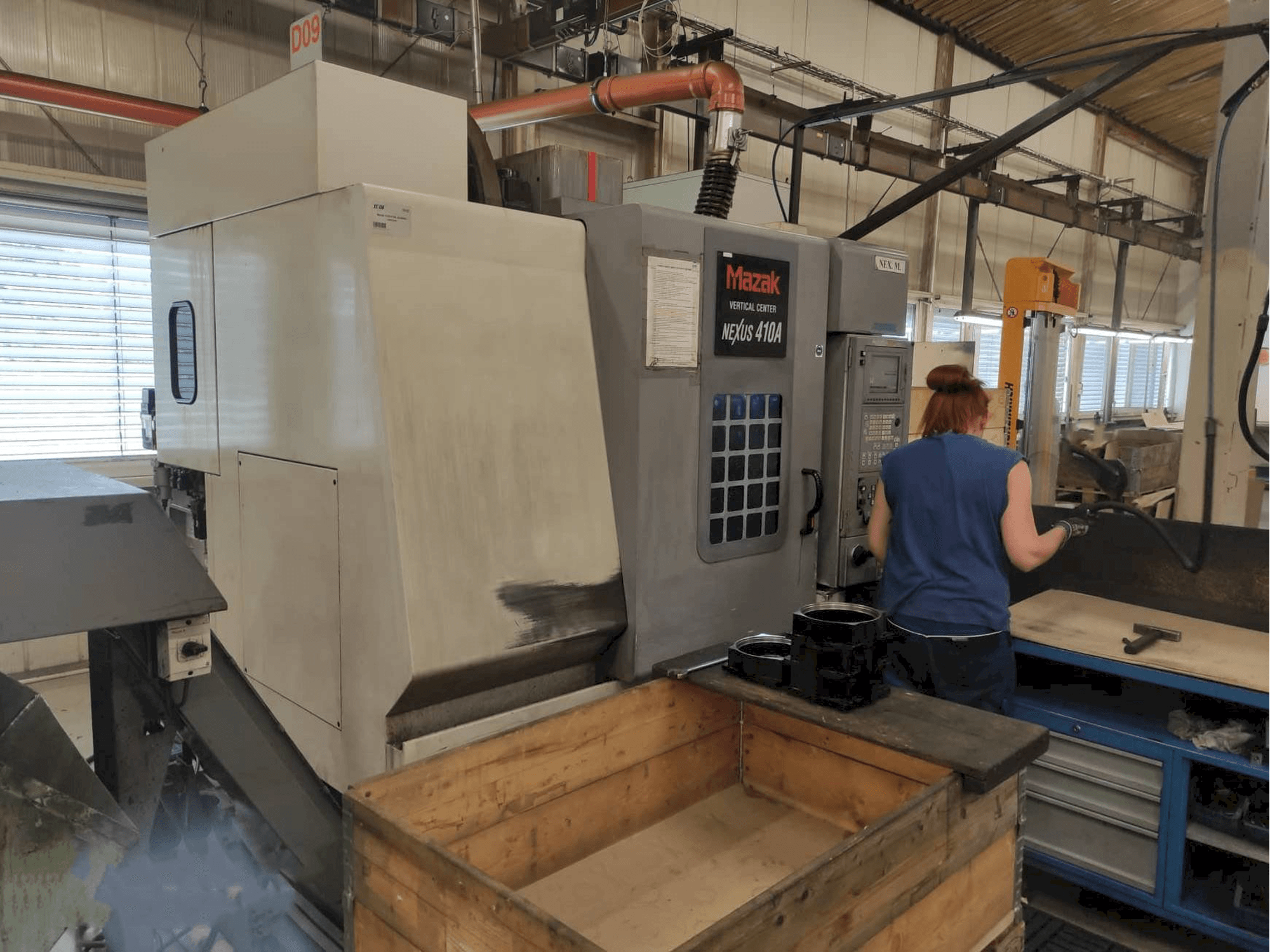 Widok z przodu maszyny Mazak VCN-410A