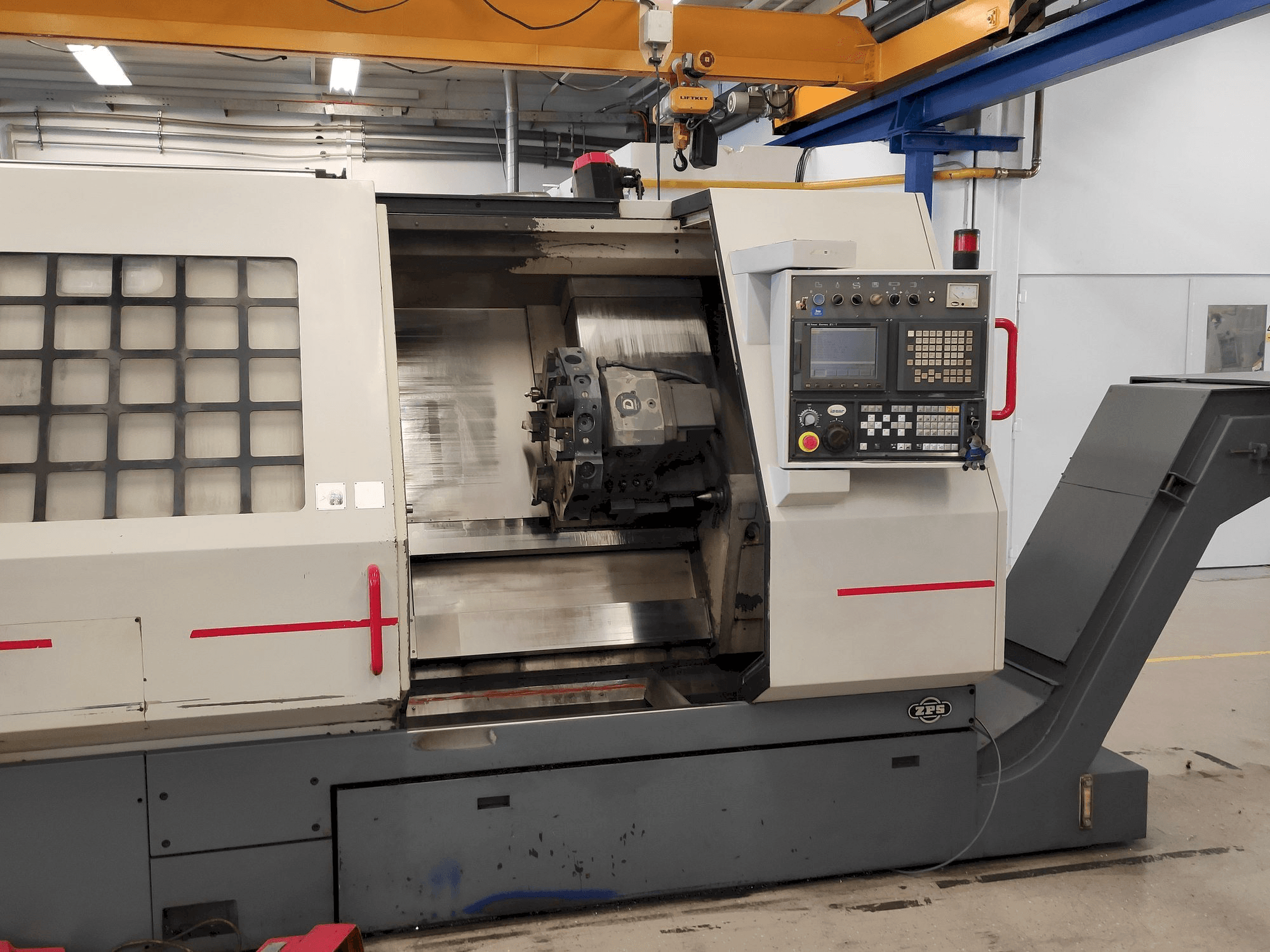 Widok z przodu maszyny ZPS S-80/750 CNC