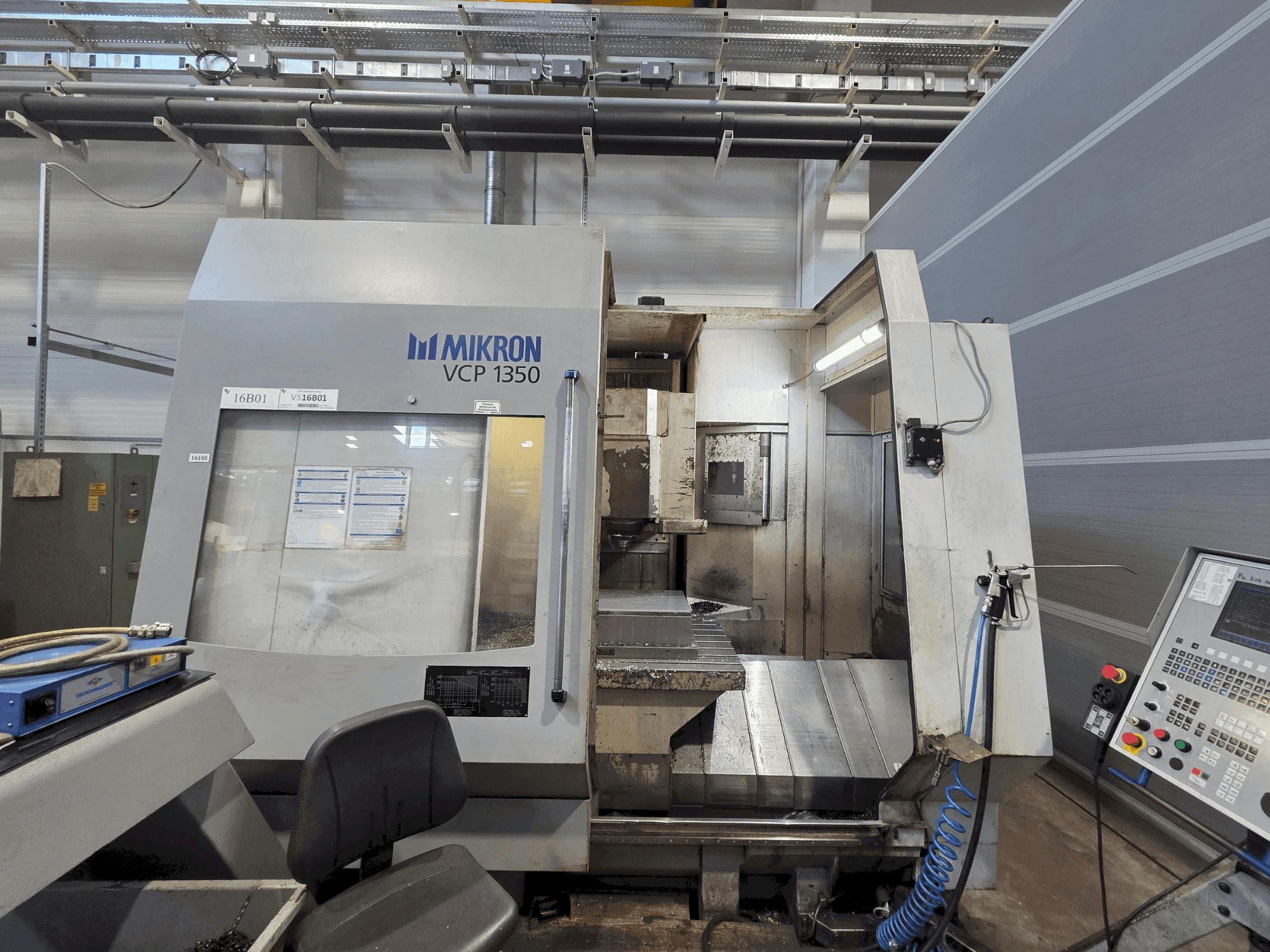 Widok z przodu maszyny MIKRON VCP 1350