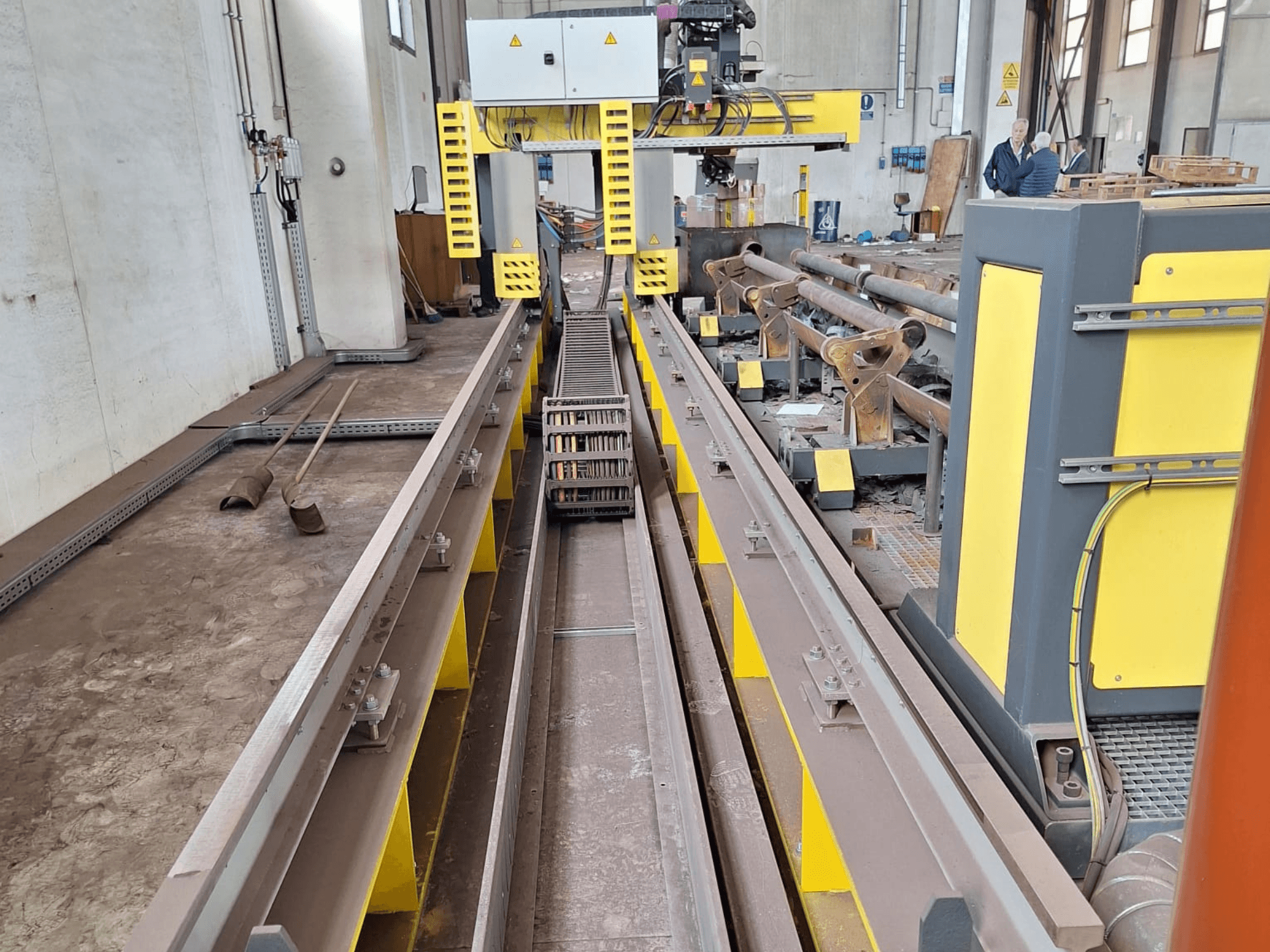 Przecinarka do rur ESAB SUPRAREX 3100 SXE HD 1000 widziana z przodu, prezentująca gąsienice, głowicę tnącą i żółte zabezpieczenia.