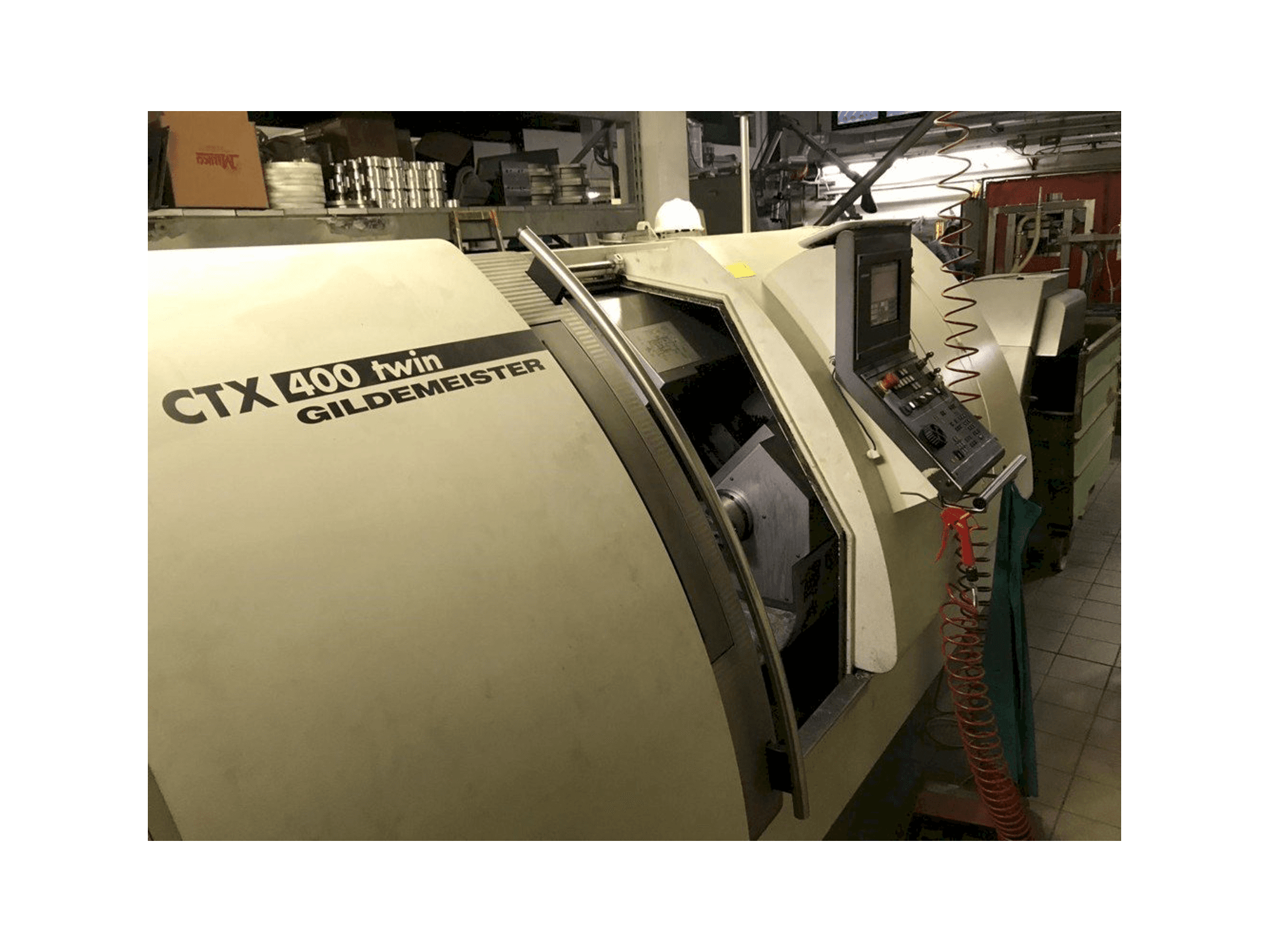 Widok z przodu maszyny Gildemeister CTX 400 Twin