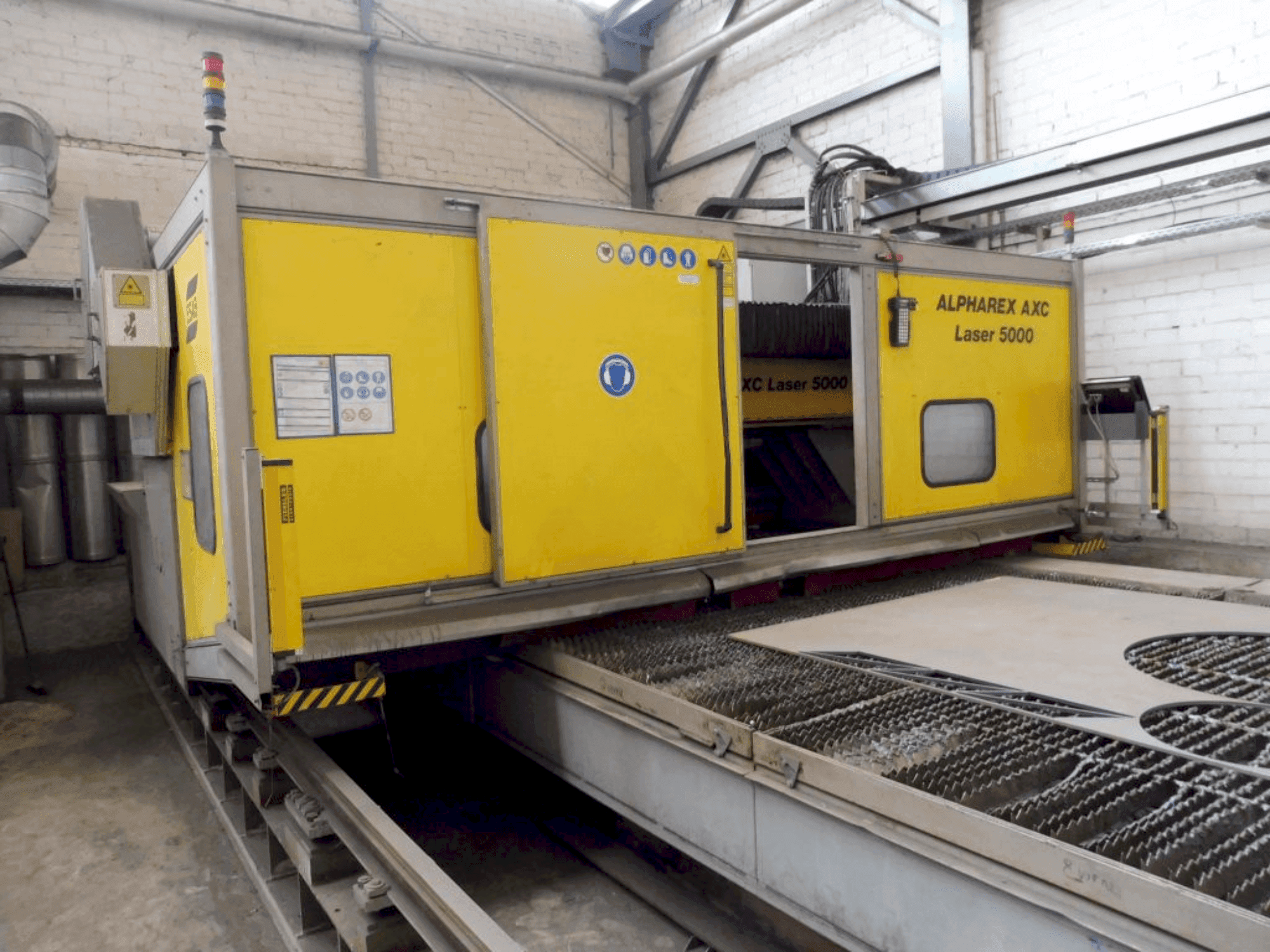 Widok z przodu maszyny ALPHAREX AXC Laser 500