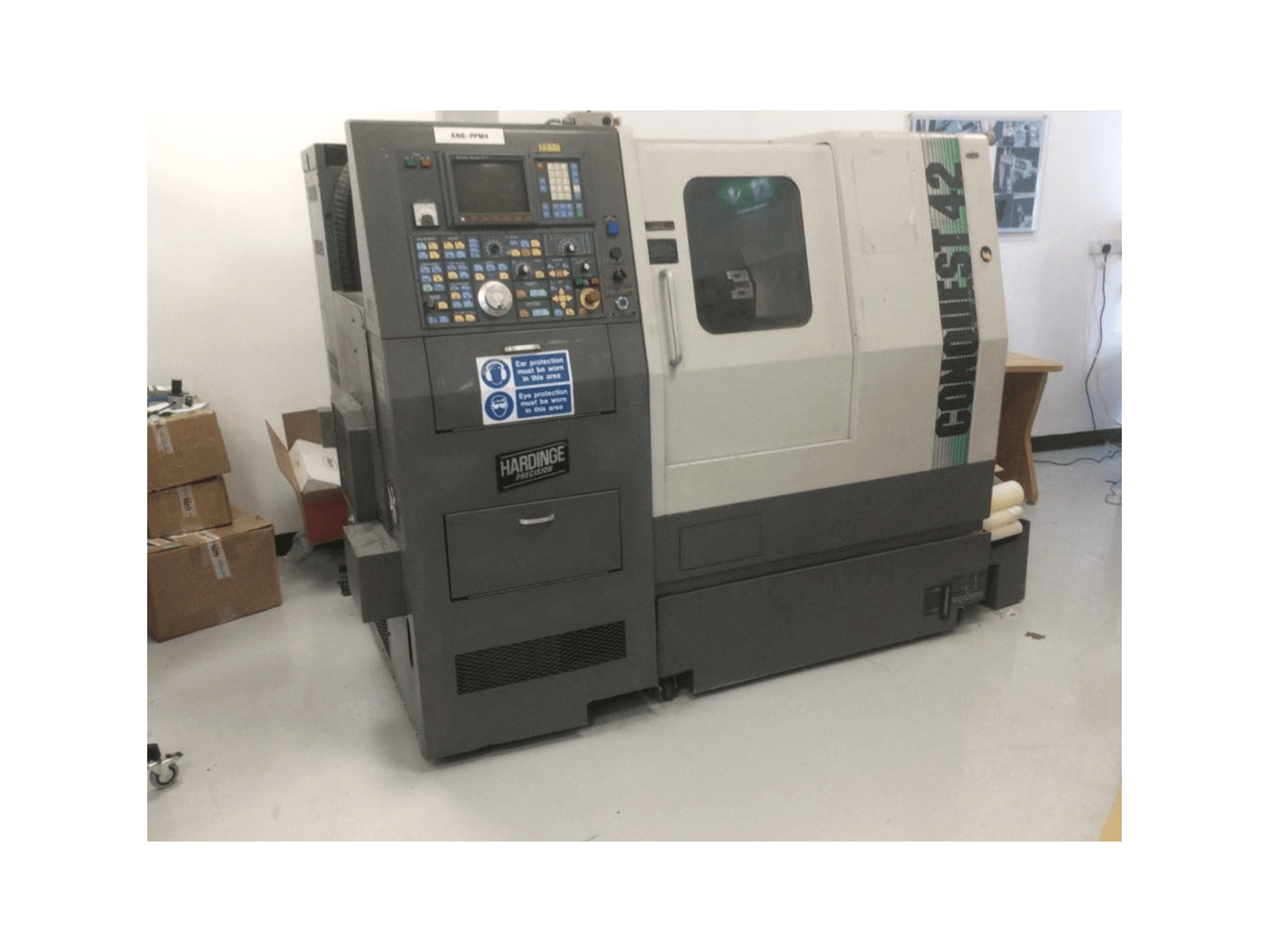 Widok z przodu maszyny Hardinge Conquest 42