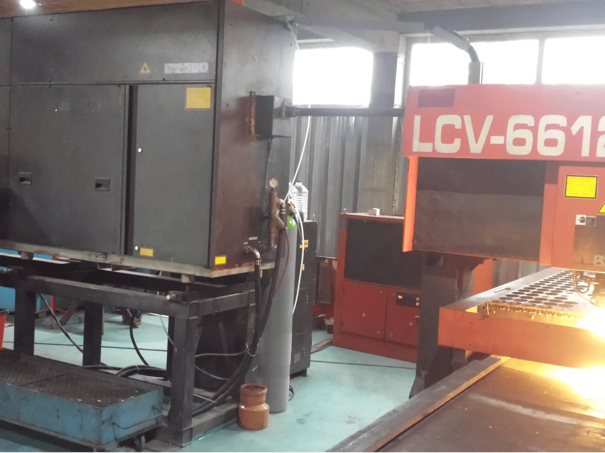 Widok z przodu maszyny AMADA LCV 6612 II
