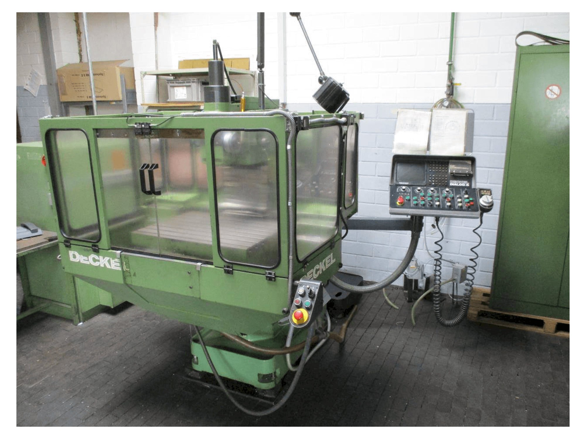 Widok z przodu maszyny DECKEL FP 3NC