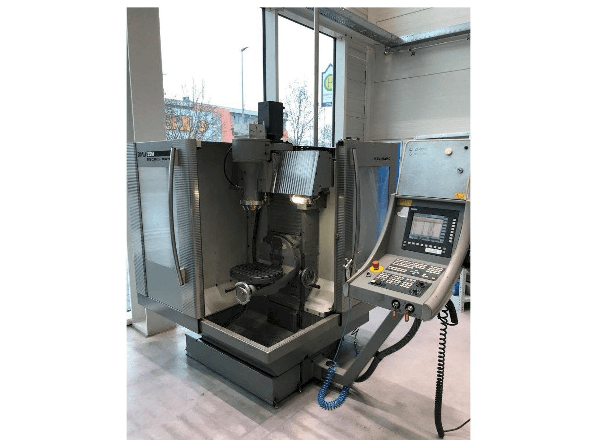 Widok z przodu maszyny DECKEL MAHO DMU 35 M