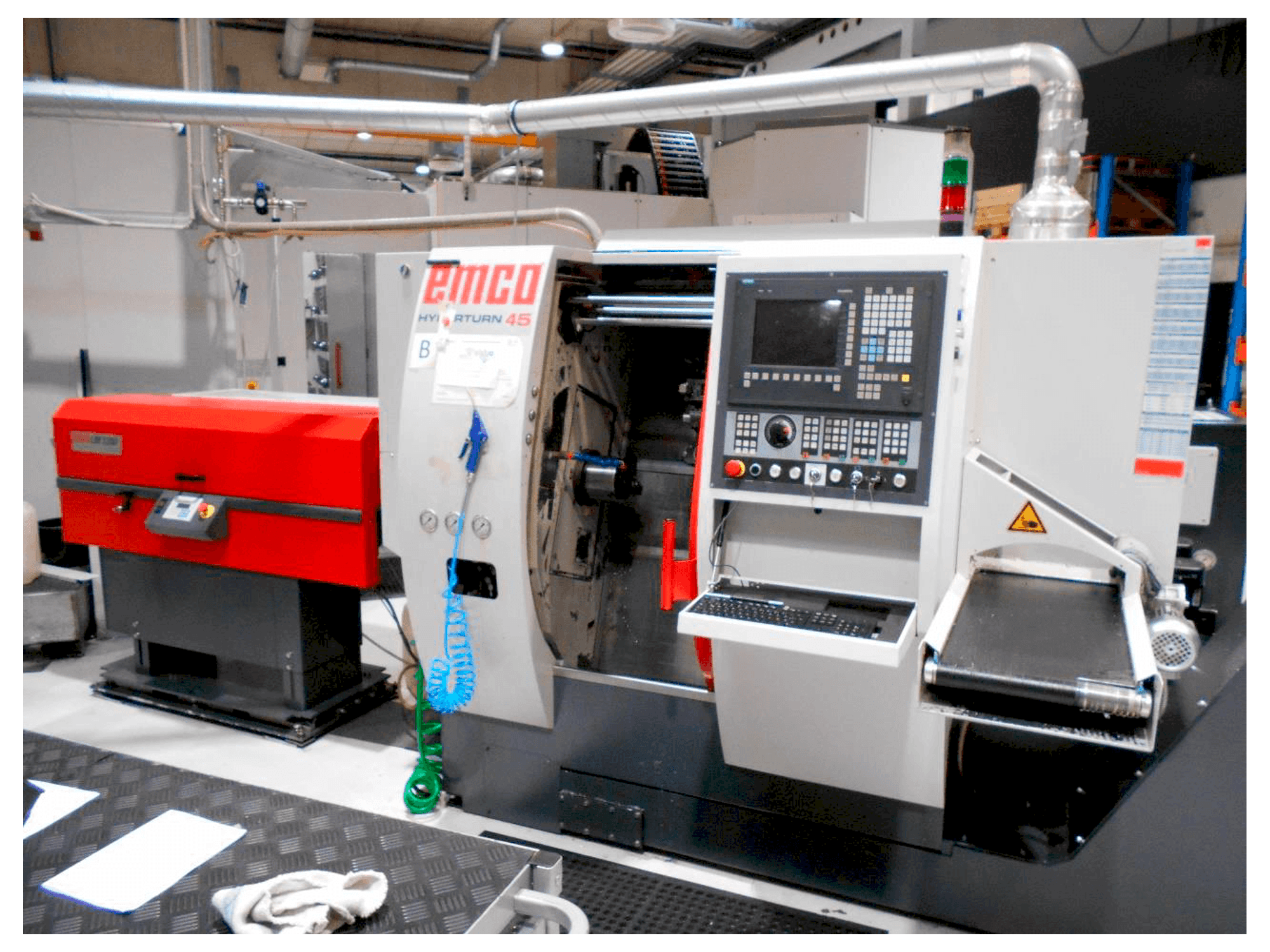 Widok z przodu maszyny EMCO Hyperturn 45