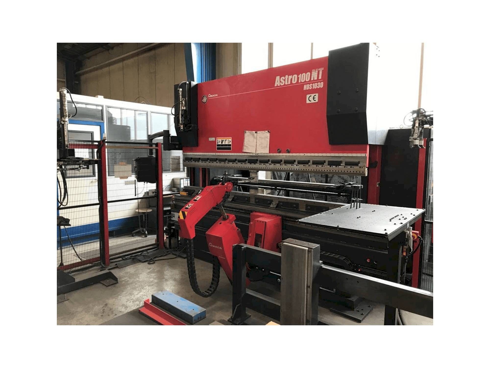 Widok z przodu maszyny AMADA Astra 100-NT HDS-1030NTR
