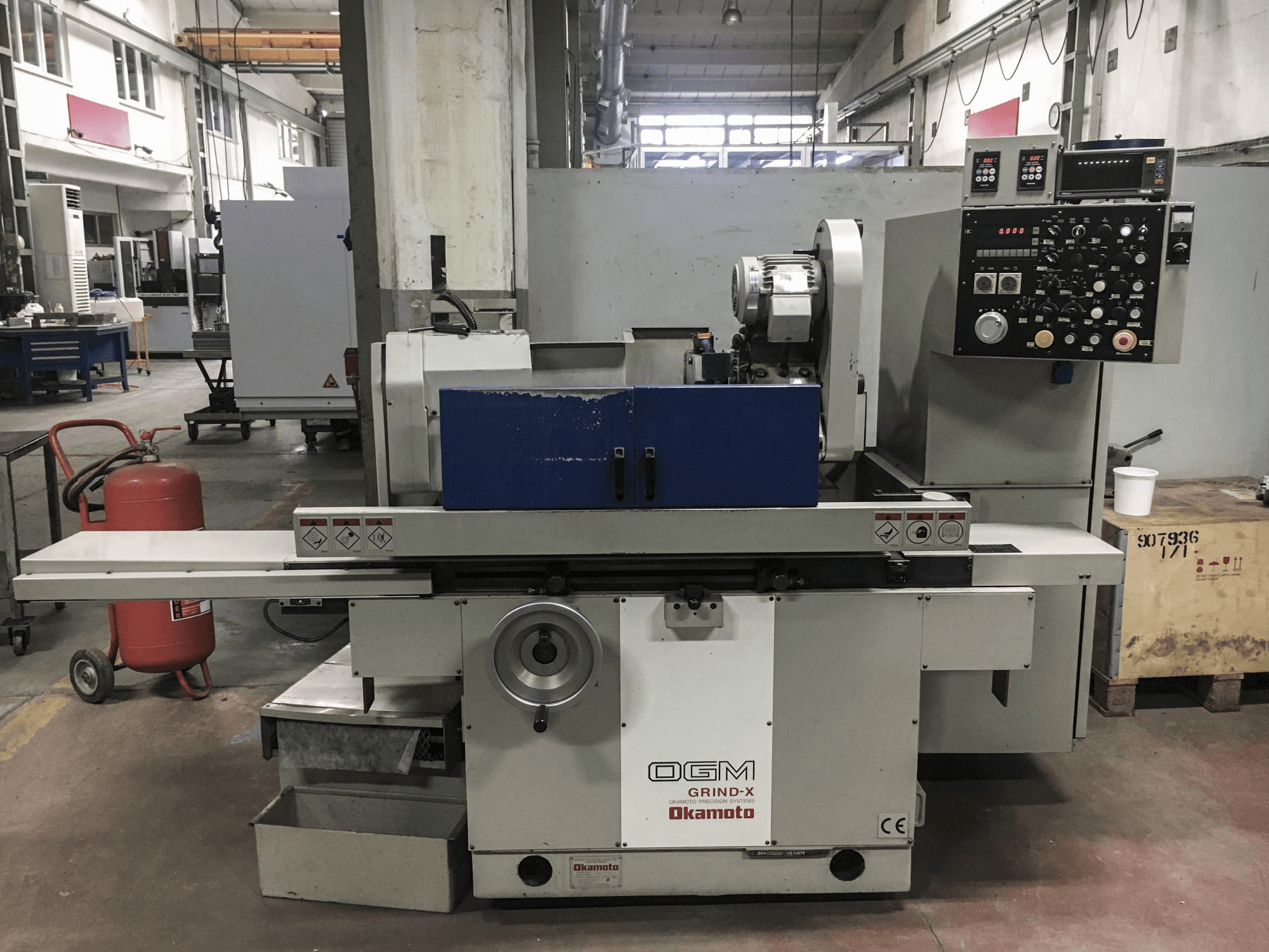 Widok z przodu maszyny OKAMOTO OGM-250UDX