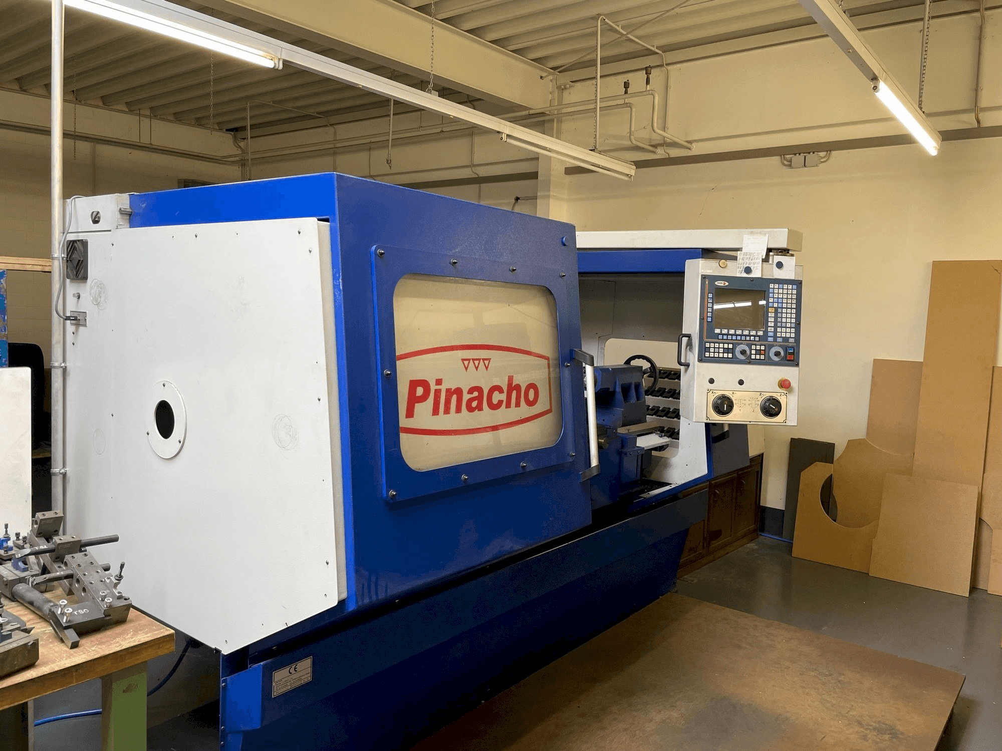 Widok z przodu maszyny Pinacho CNC 260