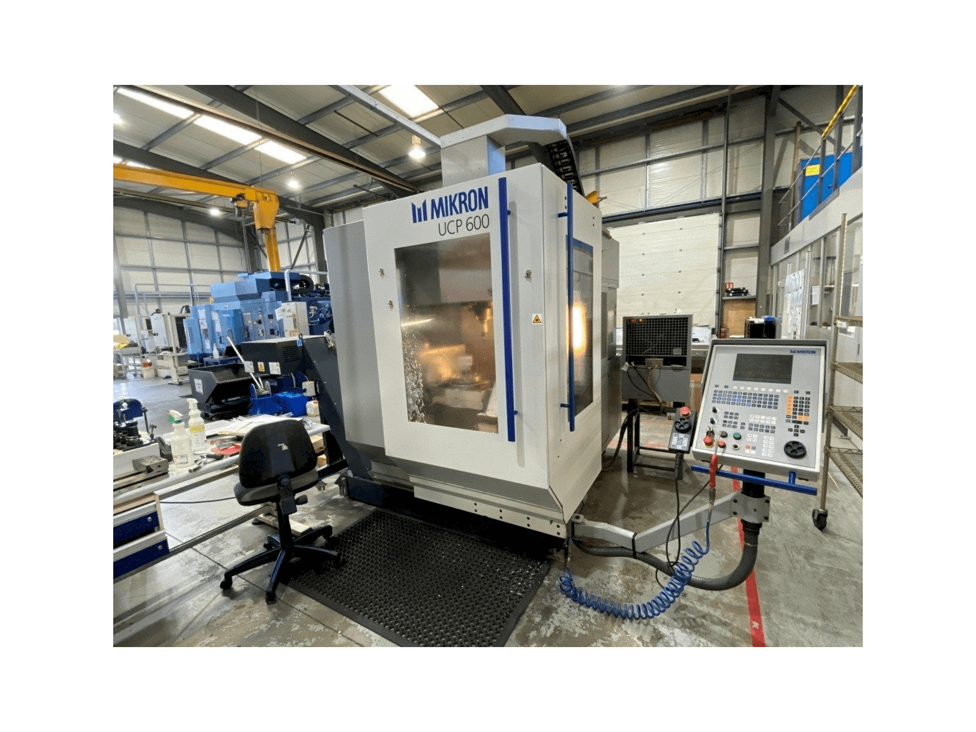 Widok z przodu maszyny MIKRON UCP 600