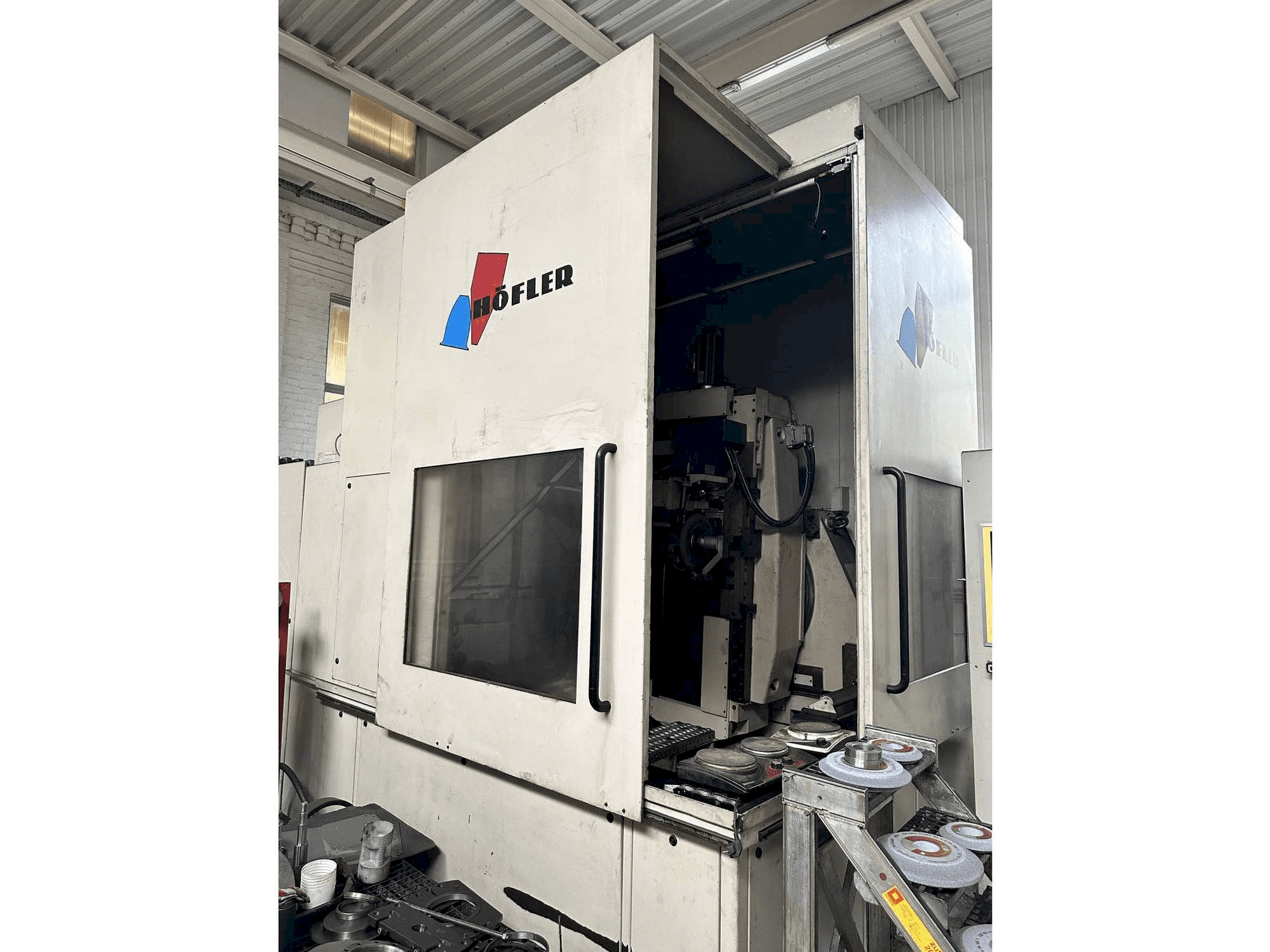 Widok z przodu maszyny HOFLER NOVA CNC 1000