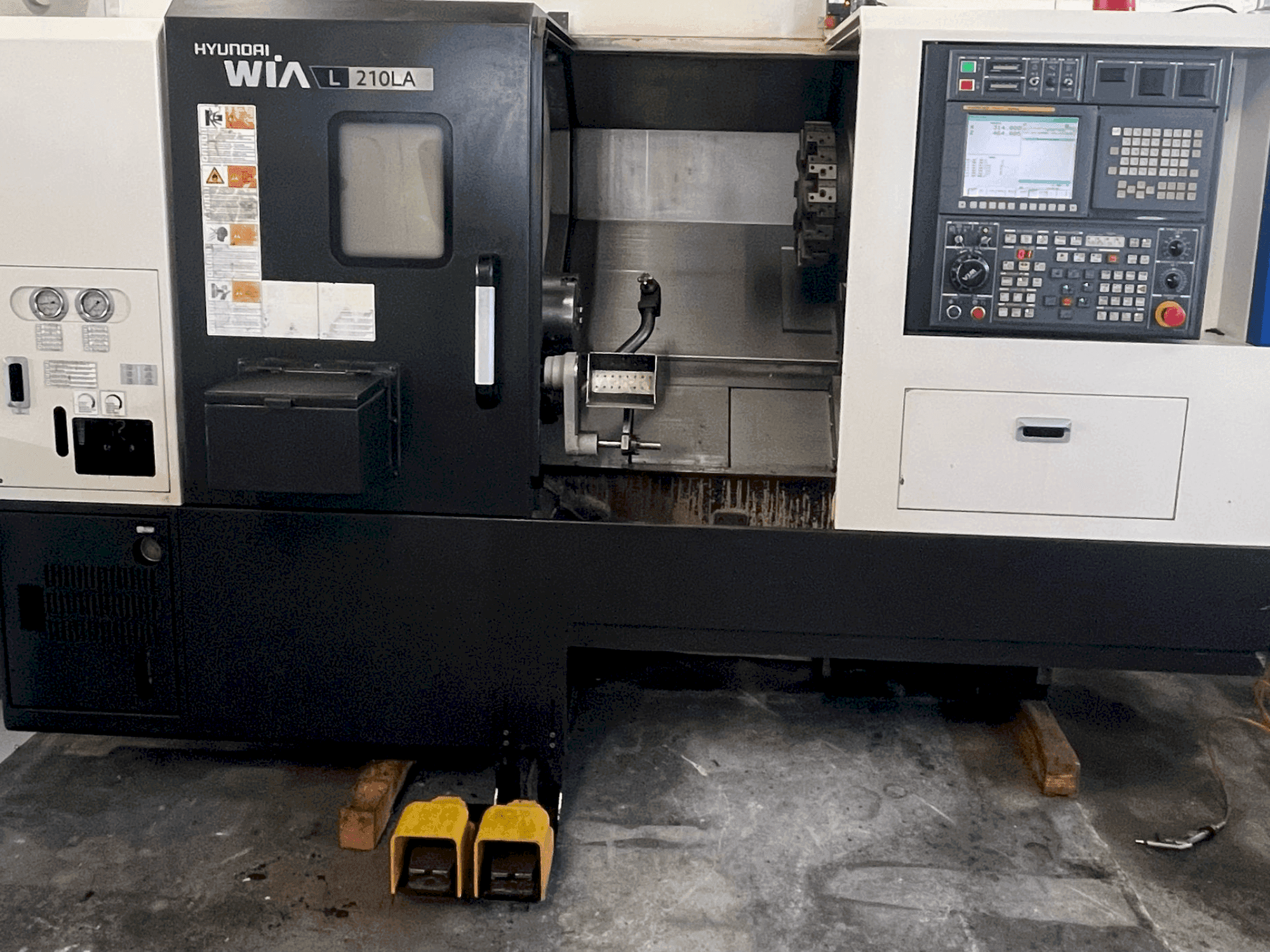 Widok z przodu maszyny HYUNDAI KIA L 210LA