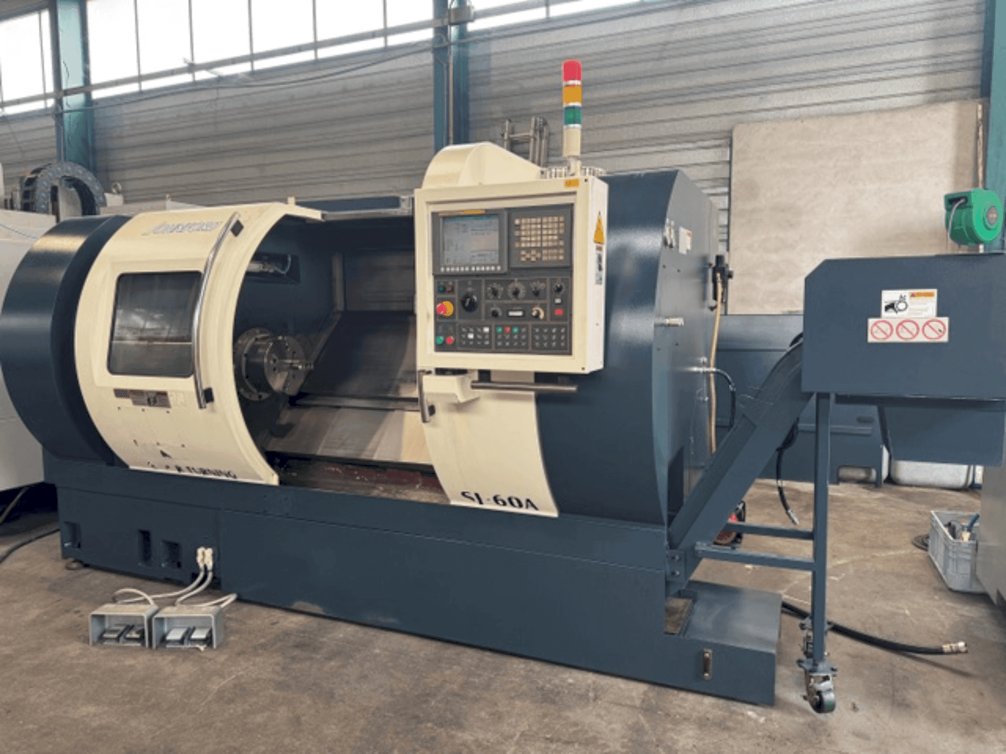 Widok z przodu maszyny Johnford SL 60A CS