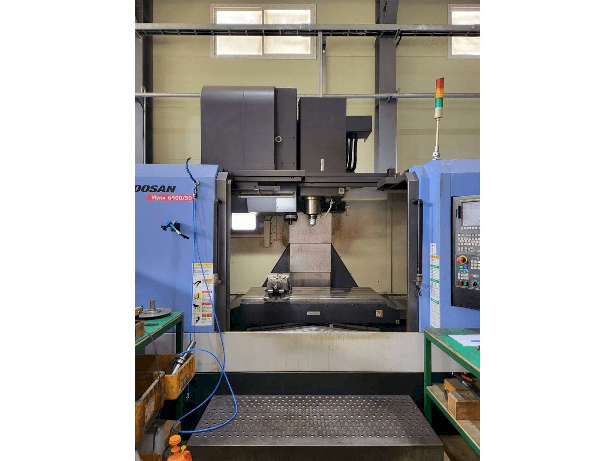 Widok z przodu maszyny Doosan MYNX 6500/50