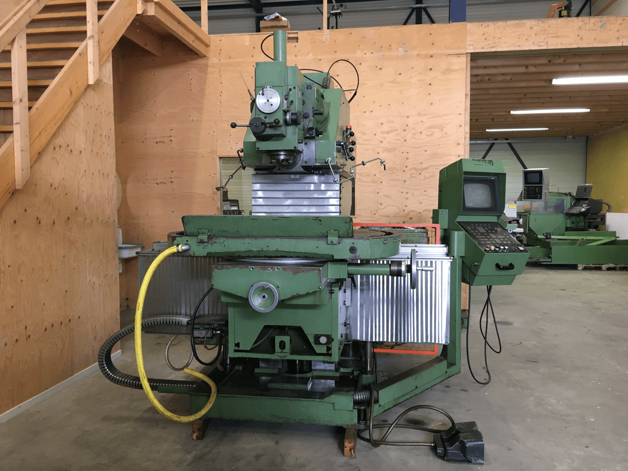 Widok z przodu maszyny Maho MH 1000 C