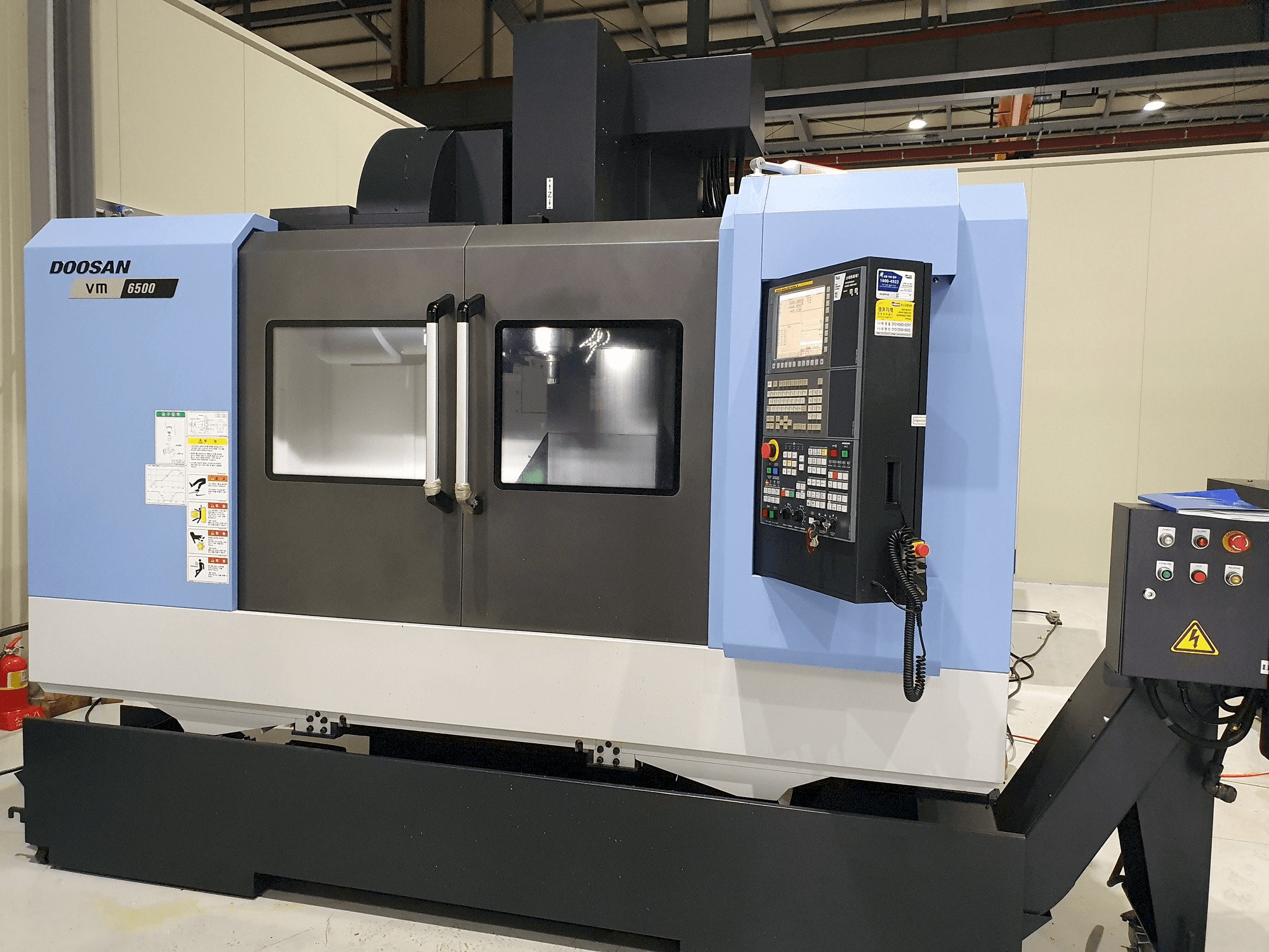 Widok z przodu maszyny Doosan VM6500