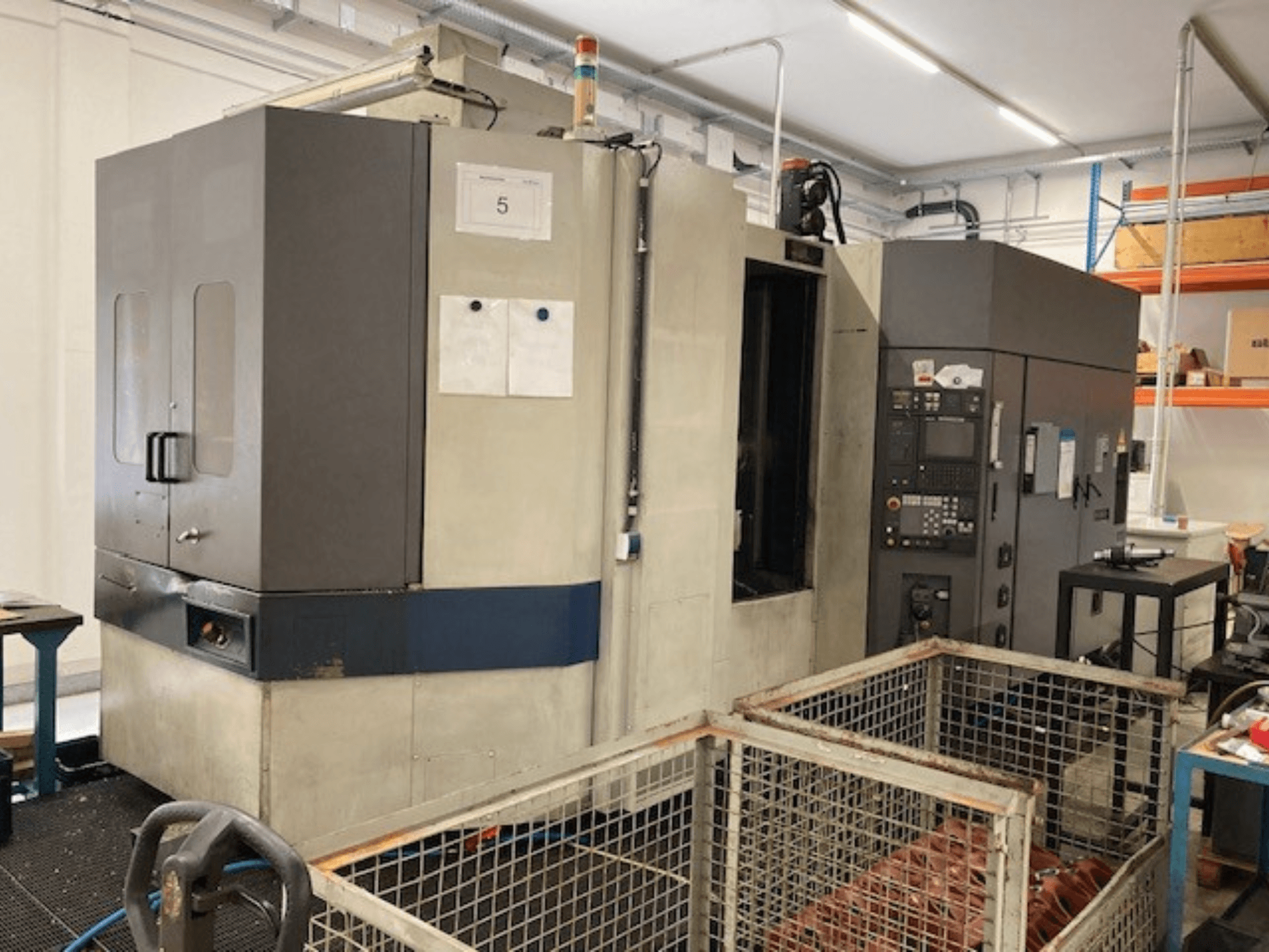 Poziome centrum obróbcze MORI SEIKI SH633, widok z przodu, panel sterowania i funkcje bezpieczeństwa.