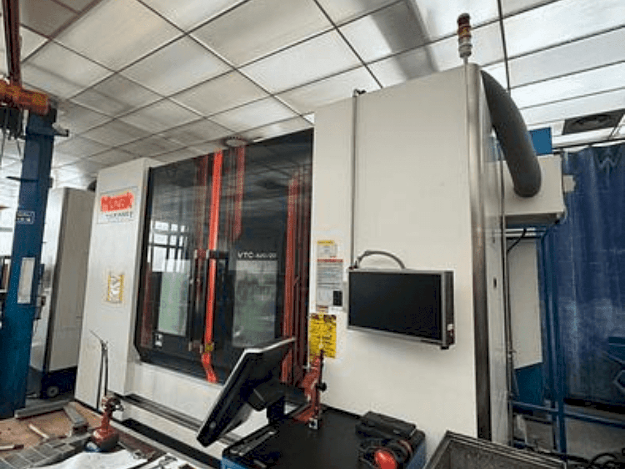 Widok z przodu maszyny Mazak VTC 820/20