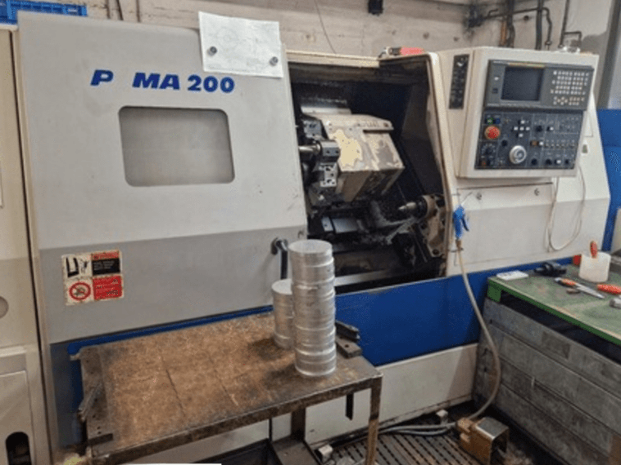 Tokarka pozioma DAEWOO EcoTurn 200, widok z przodu, z elementami aluminiowymi na stole, widoczny panel sterowania.
