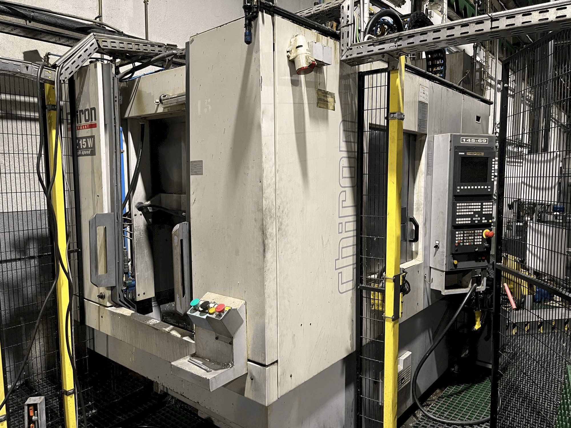 Widok z przodu maszyny CHIRON FZ15W