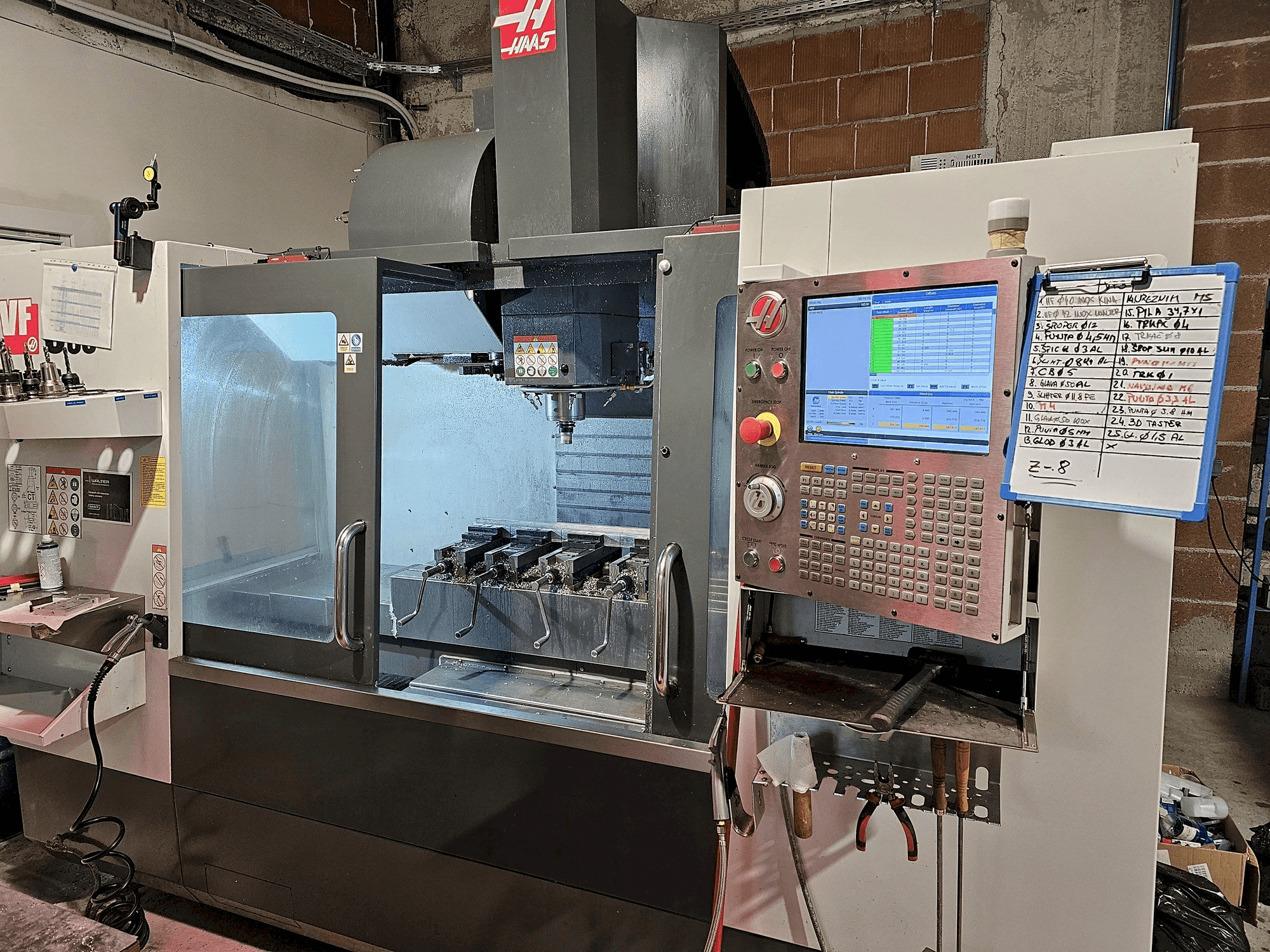 Widok z przodu maszyny HAAS VS3SS