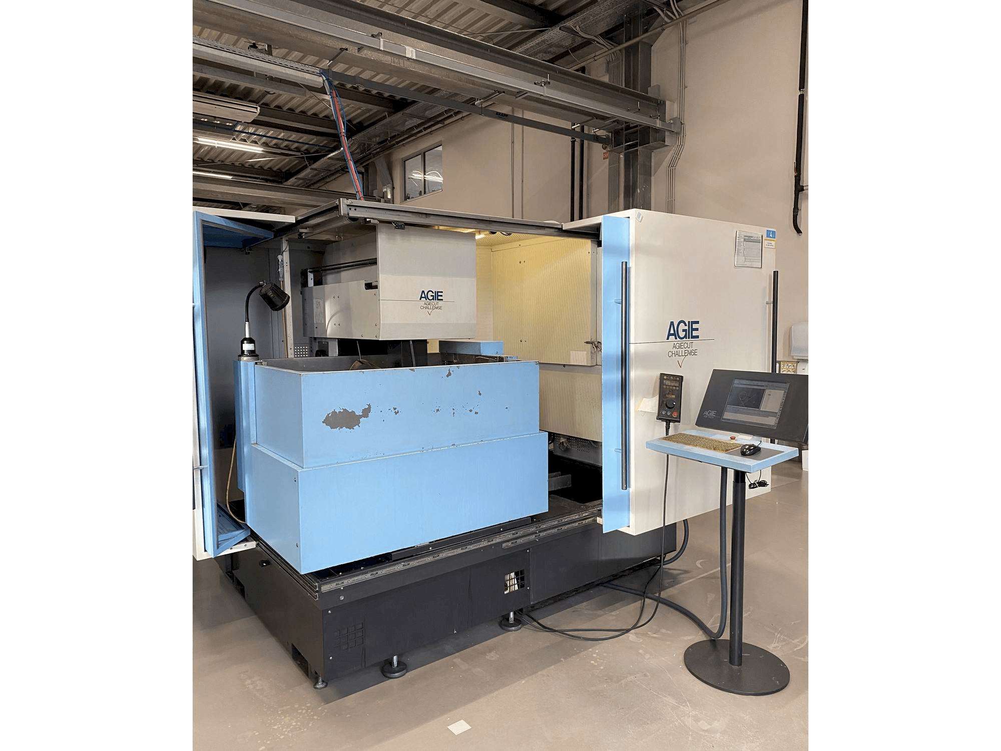 Widok z przodu maszyny AGIE AGIECUT VERTEX 3