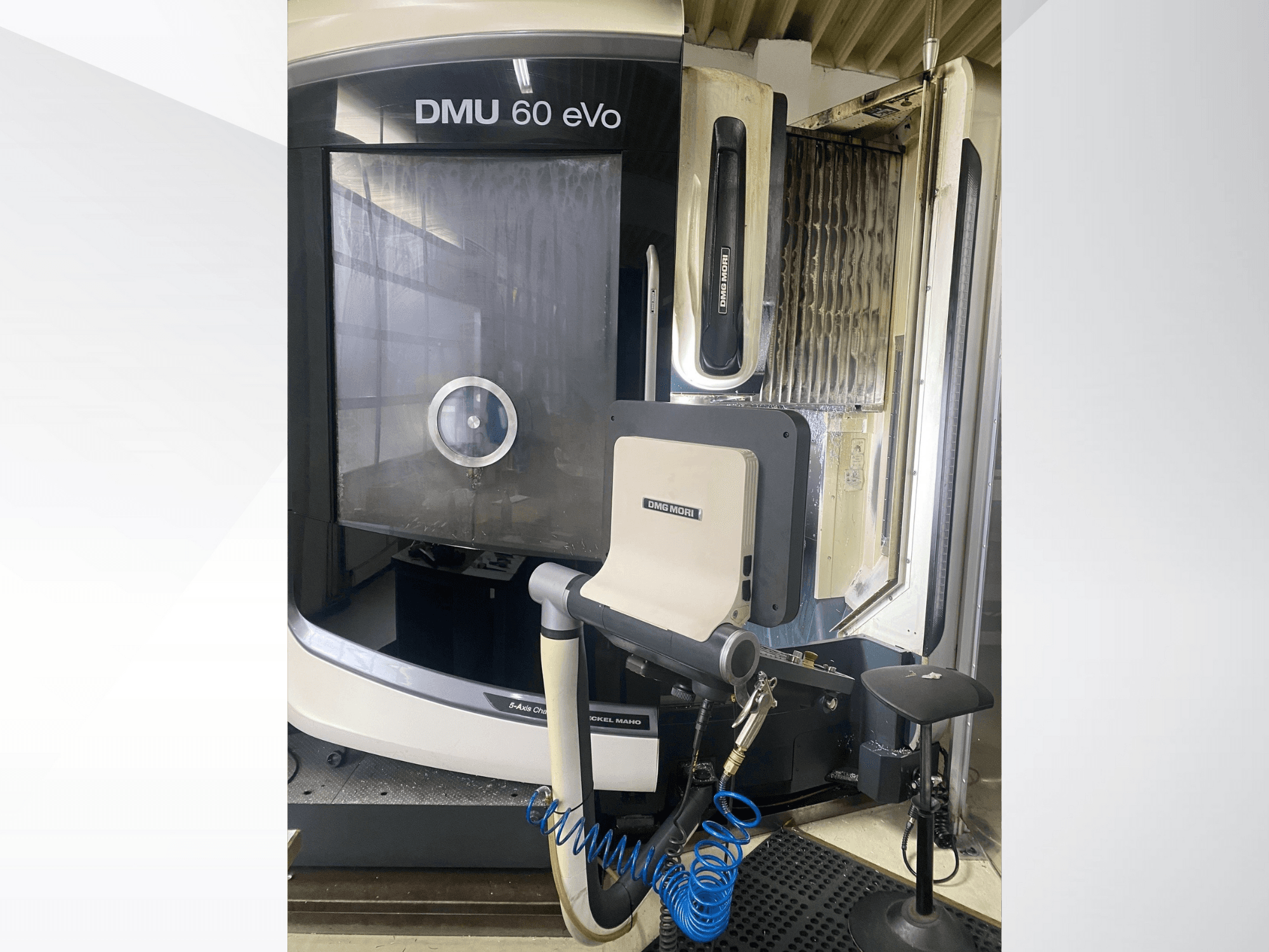 Frezarka CNC DMU 60 eVo, widok z przodu, pokazujący panel sterowania i narzędzia, idealna do precyzyjnej obróbki.