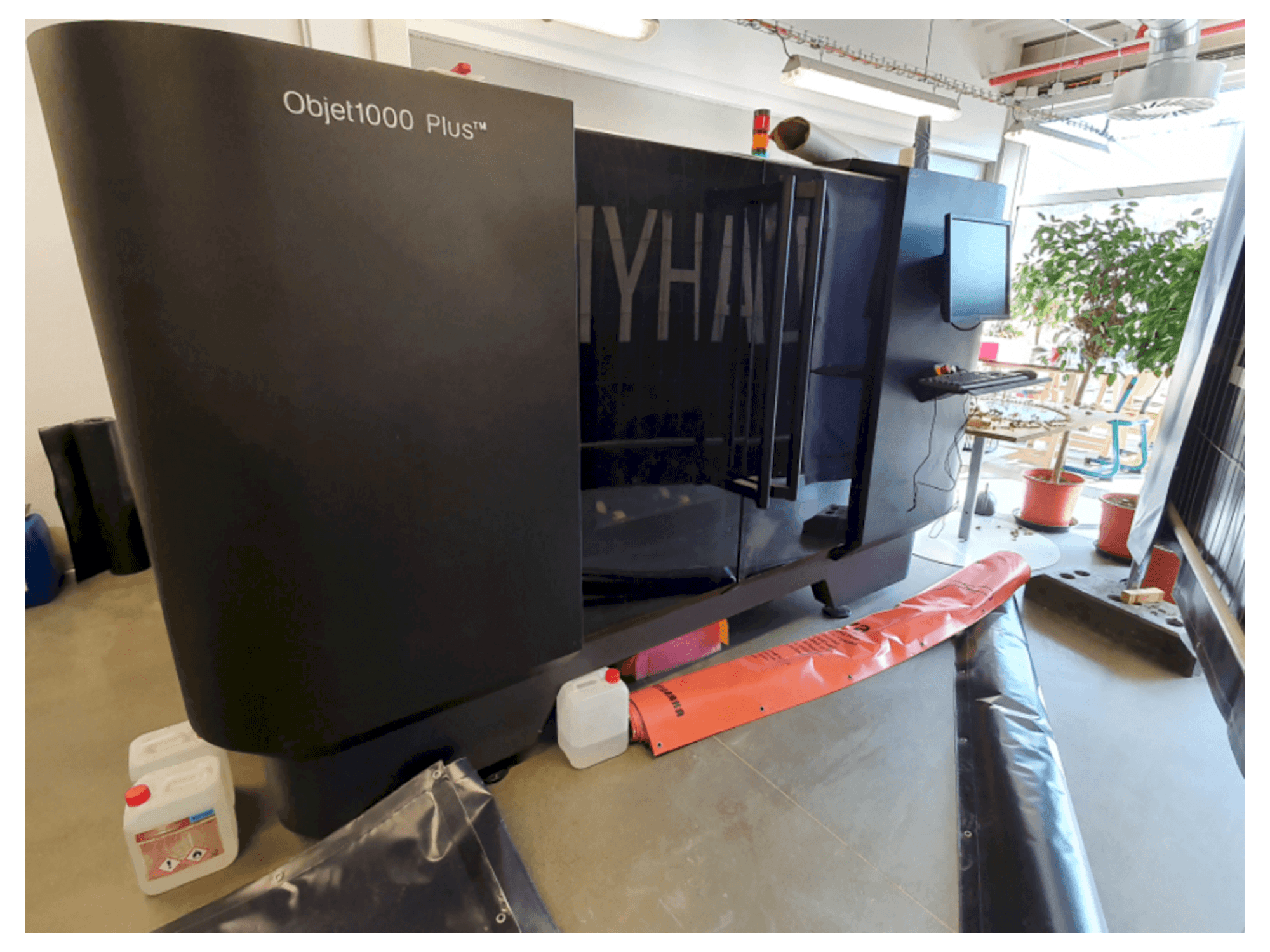 Widok z przodu maszyny Stratasys Objet 1000 Plus