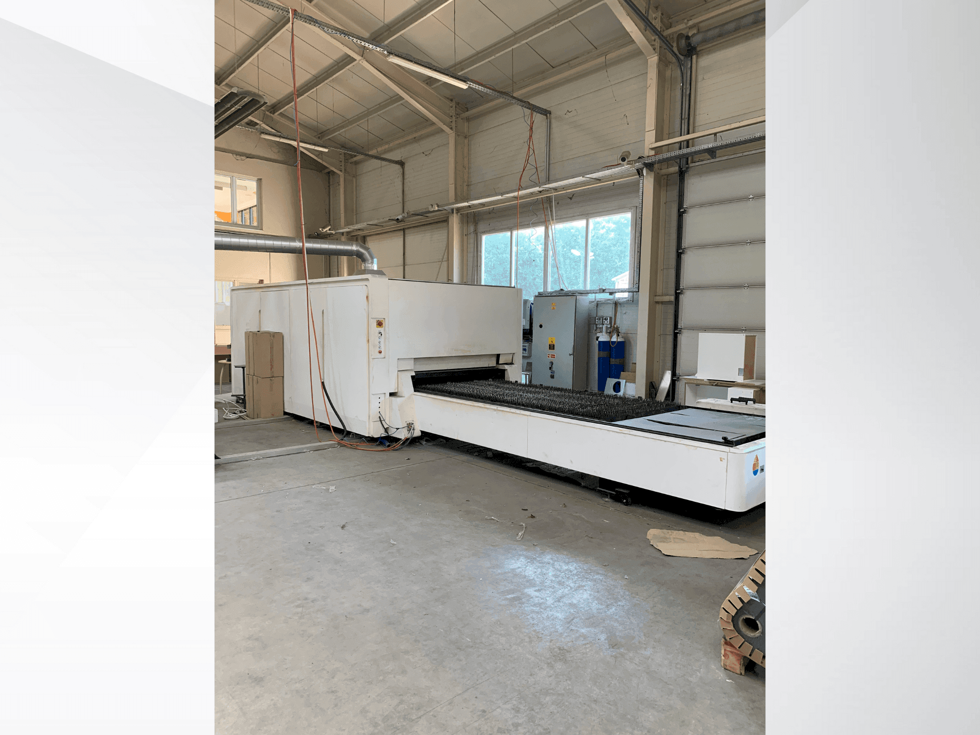 Widok z przodu maszyny Bodor P3015