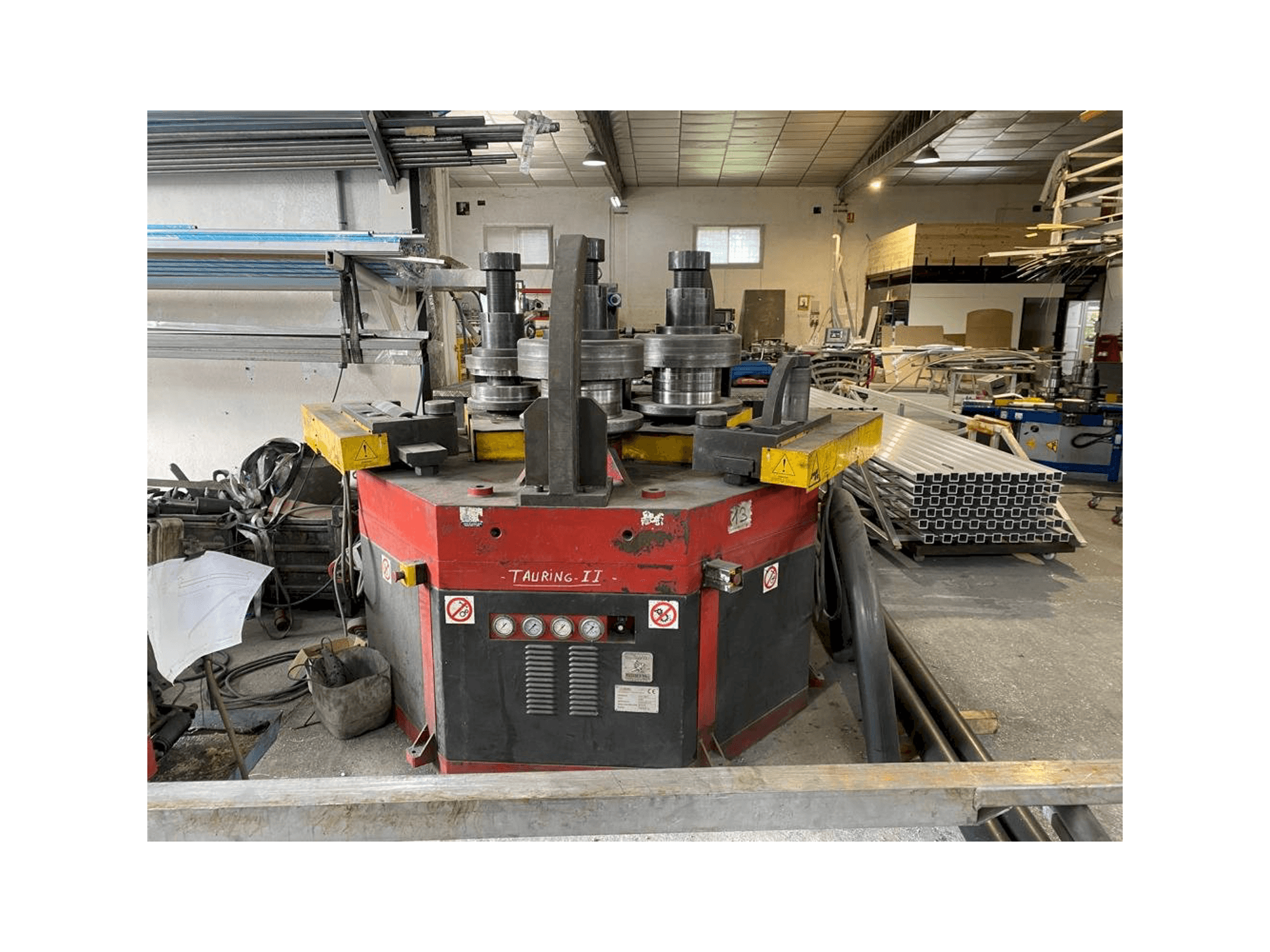 Widok z przodu maszyny Tauring Alfa 200