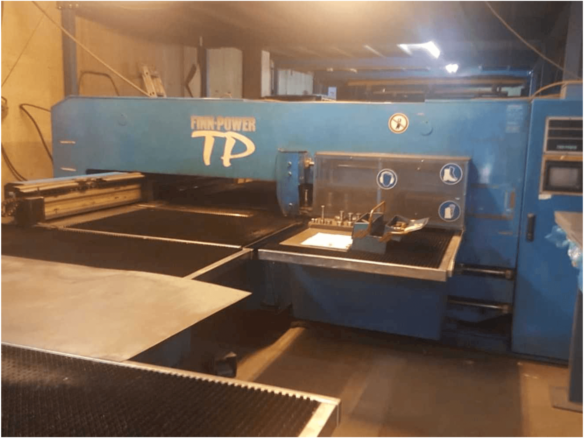 Widok z przodu maszyny Finn-Power TP2520B1/AM