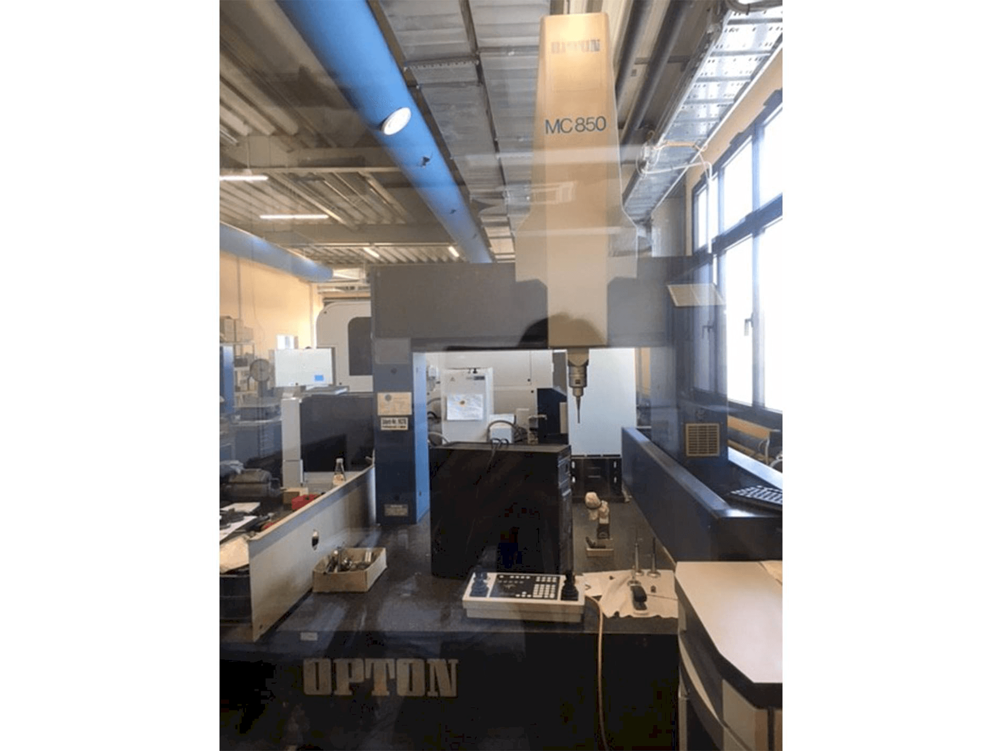 Widok z przodu maszyny ZEISS Opton MC 850