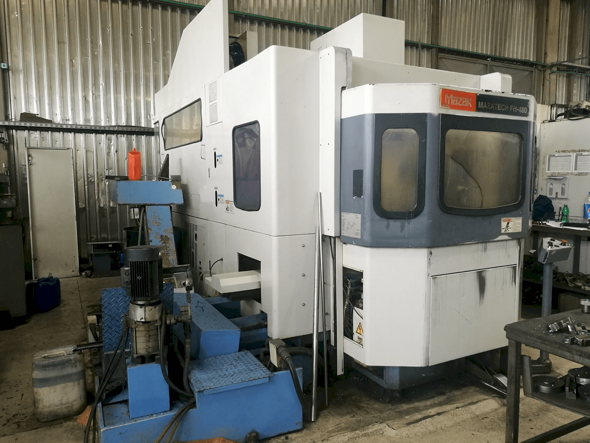 Widok lewej strony maszyny Mazak FH-480
