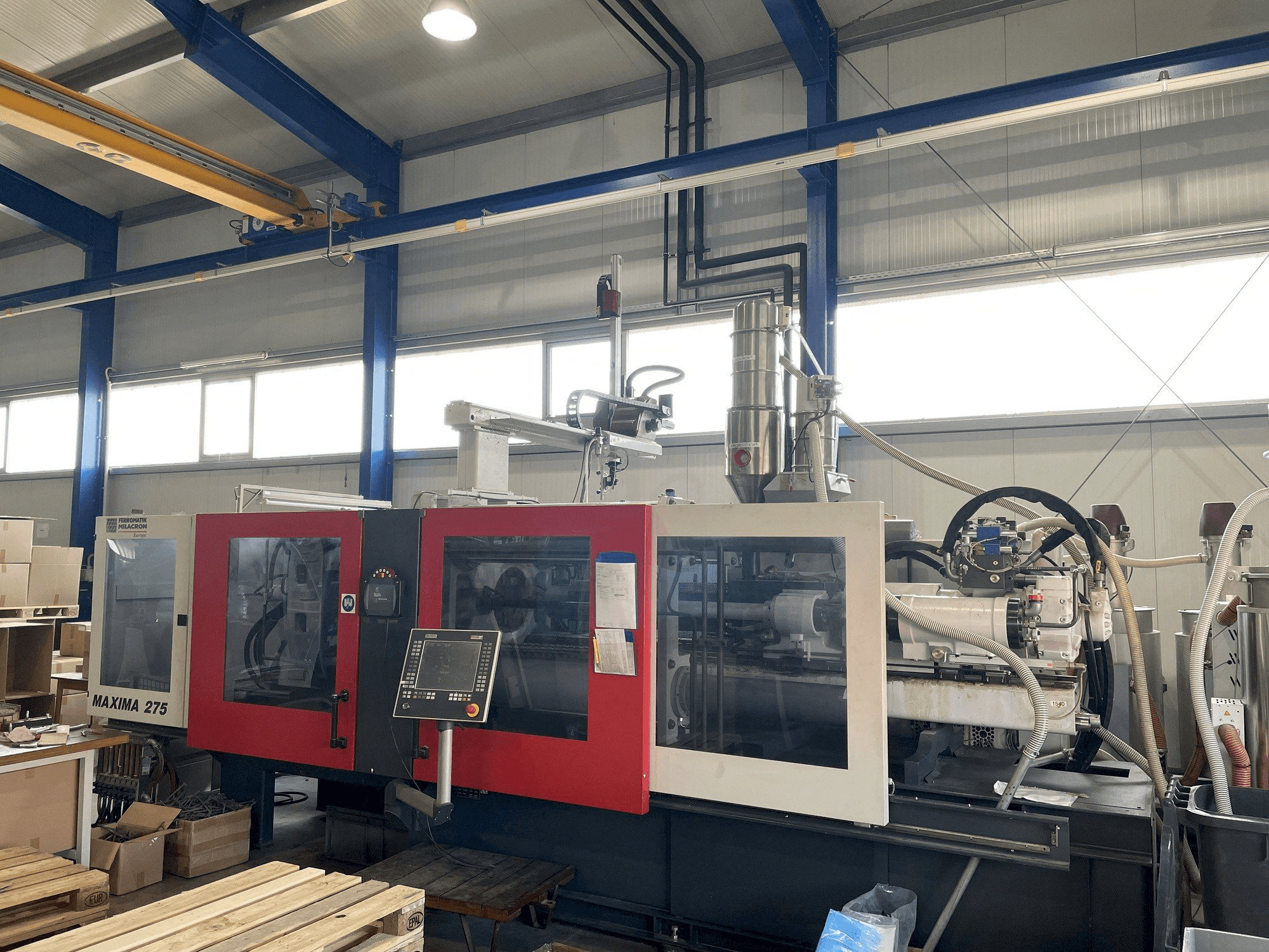 Widok z przodu maszyny FERROMATIK MILACRON Maxima 275
