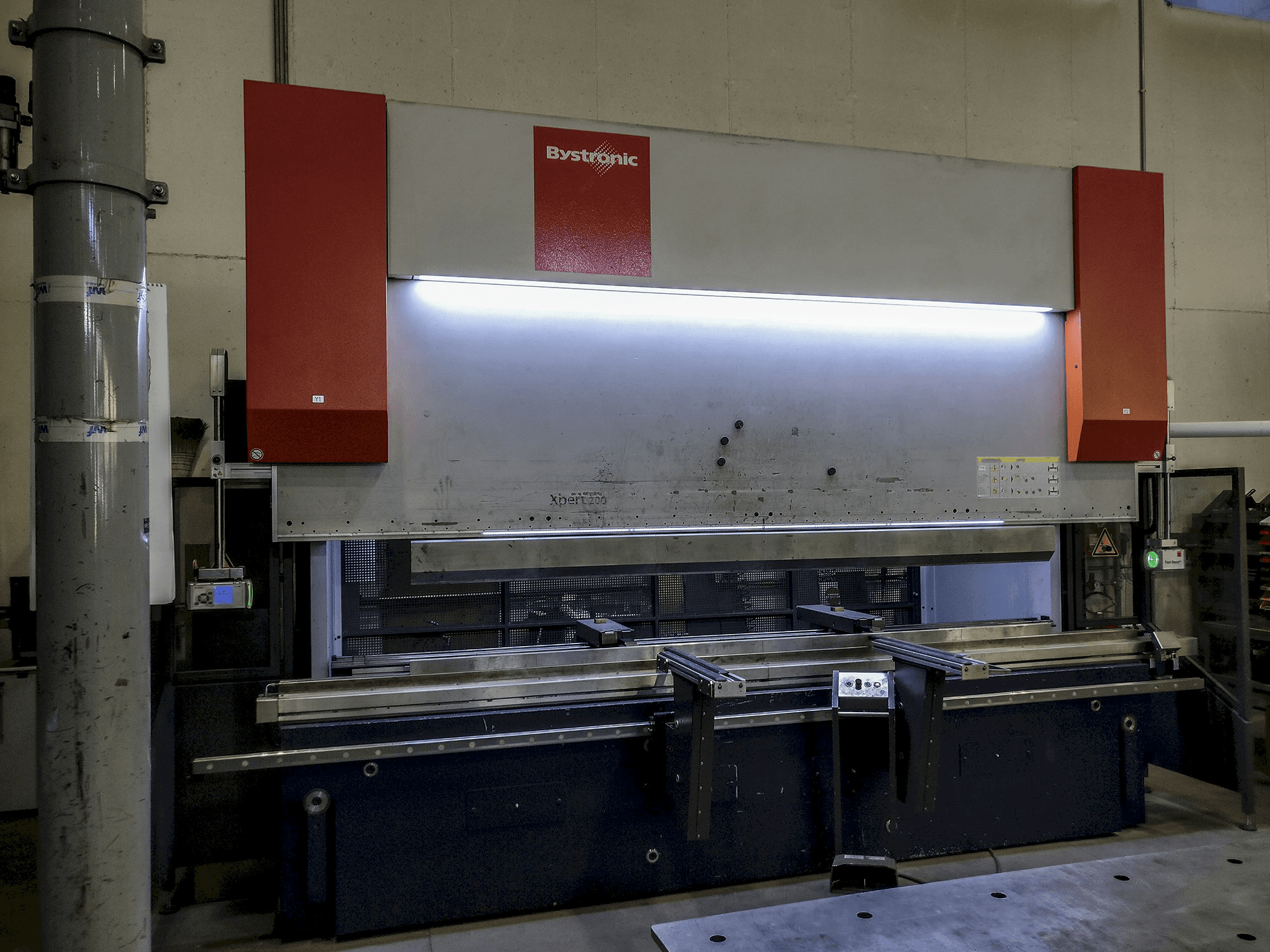 Widok z przodu maszyny Bystronic Xpert 200x4100