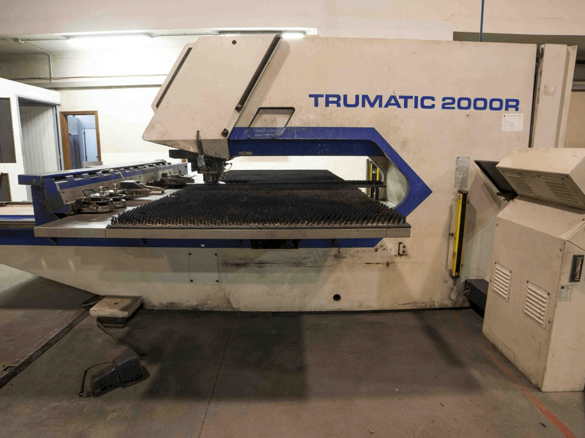 Widok z przodu maszyny Trumpf Trumatic 2000R