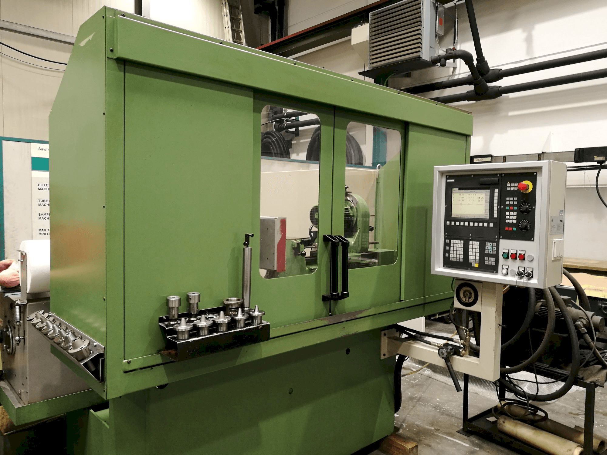 Widok z przodu maszyny TTB M10 400 NC