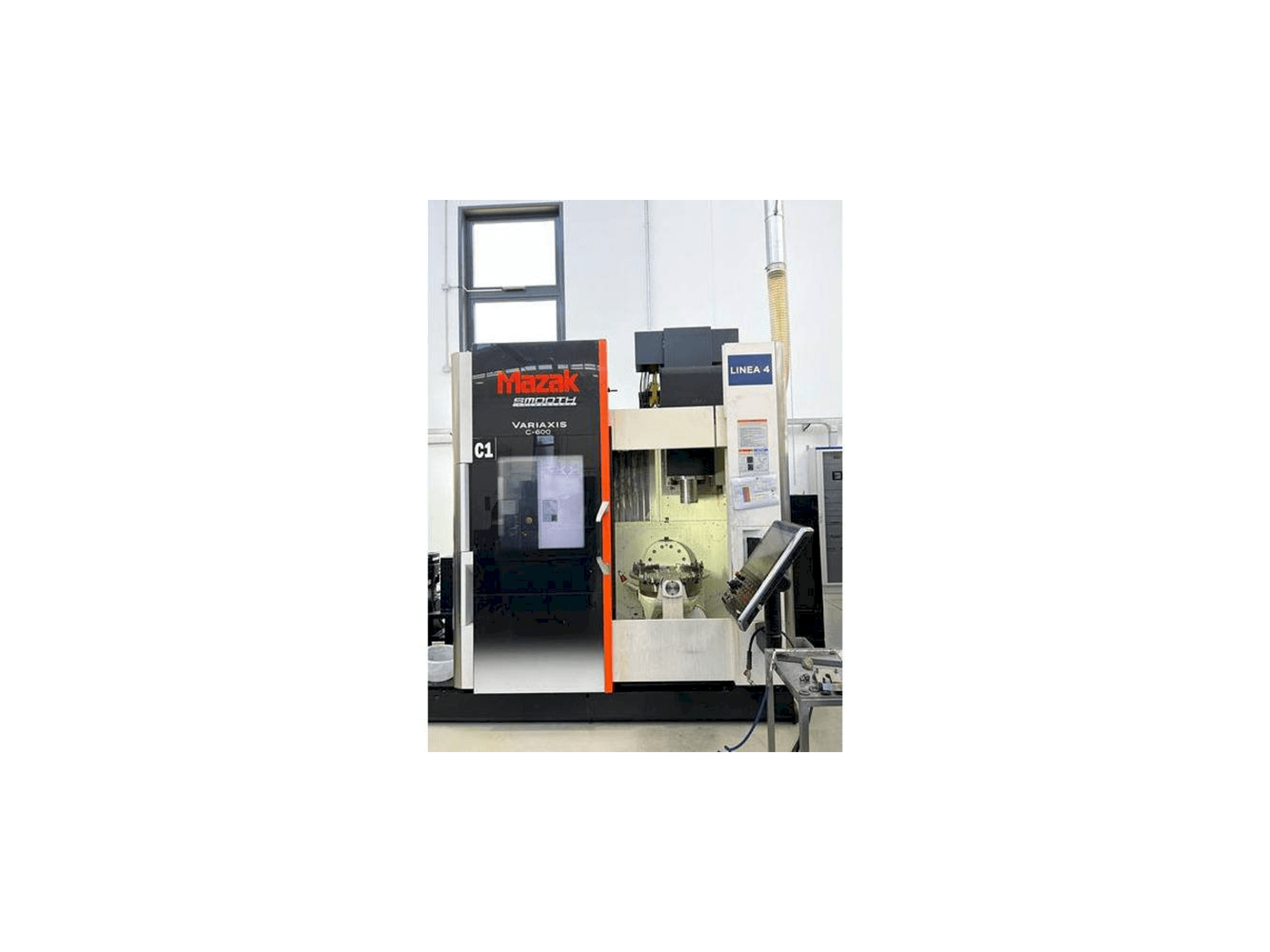 Widok z przodu maszyny Mazak VARIAXIS C 600