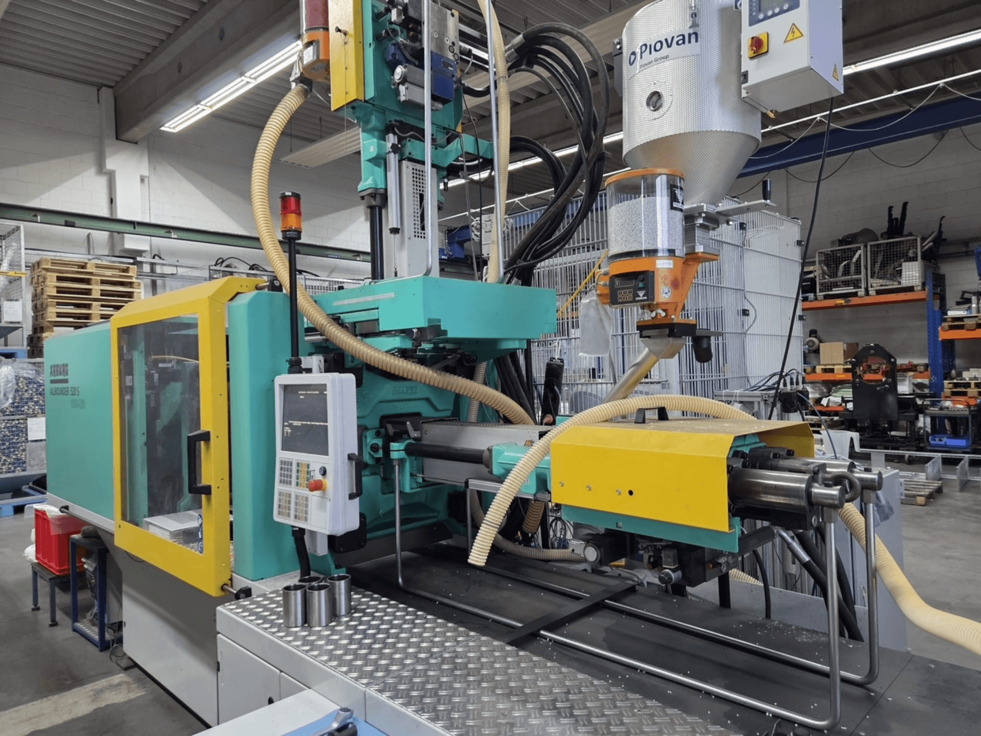 Hydrauliczna wtryskarka Arburg Allrounder 520 S 1600-290, widok z przodu, widoczny panel sterowania i podajnik materiału.